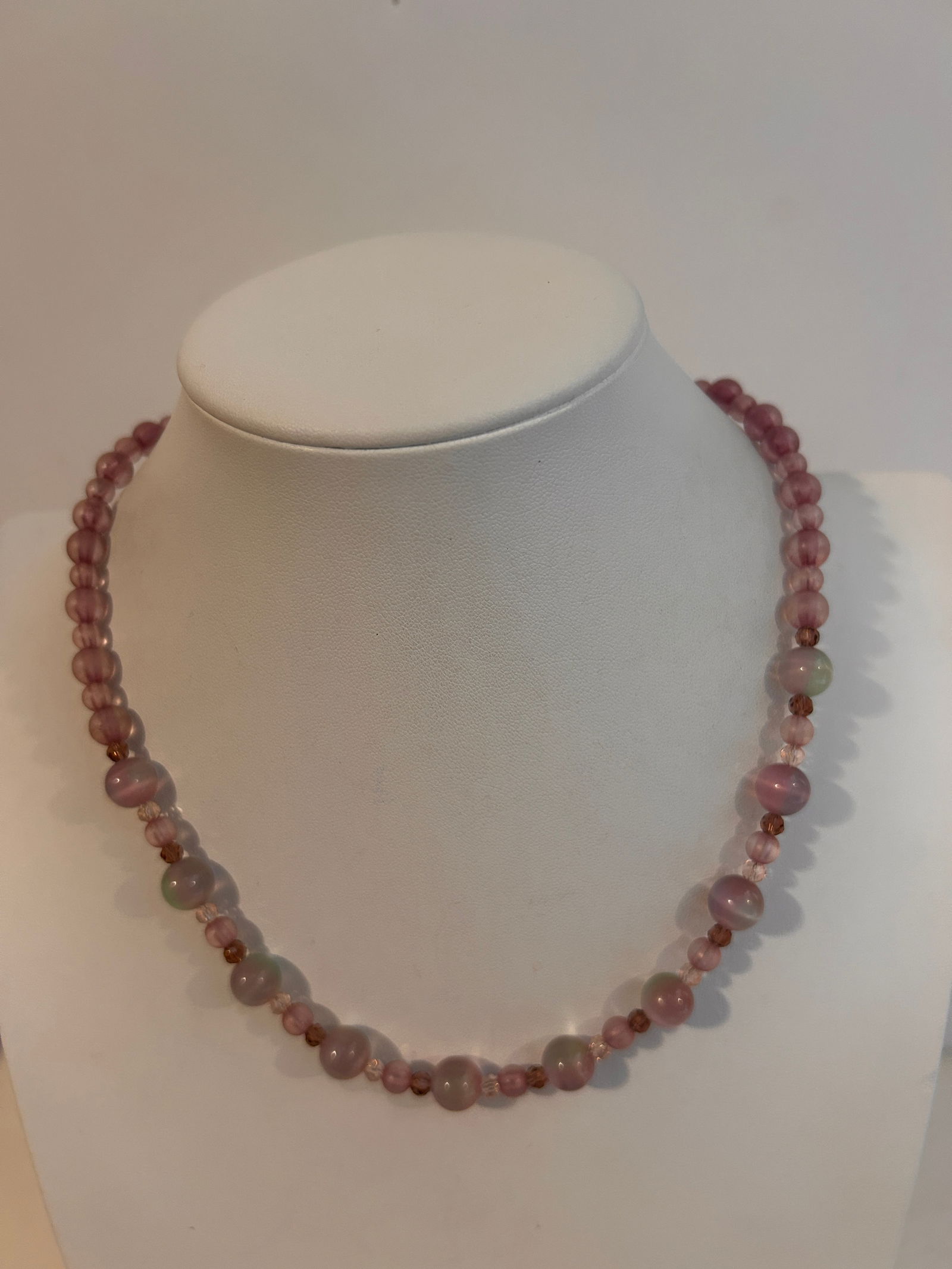 Vintage Lucite bead Necklace 17": Vintage Lucite bead Necklace 17" Please view all photos as they are part of the description and condition of this Item, Feel free to contact me with questions or picture requests! Used Item AS IS