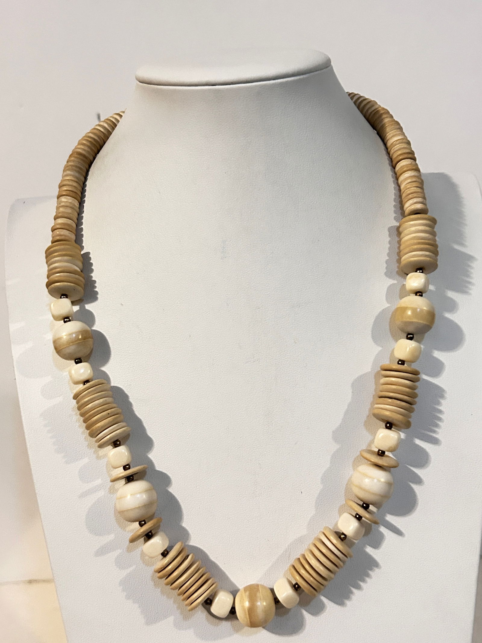 Vintage white Acrylic Bead Necklace: Vintage white Acrylic Bead Necklace Please view all photos as they are part of the description and condition of this Item, Feel free to contact me with questions or picture requests! Used Item AS IS