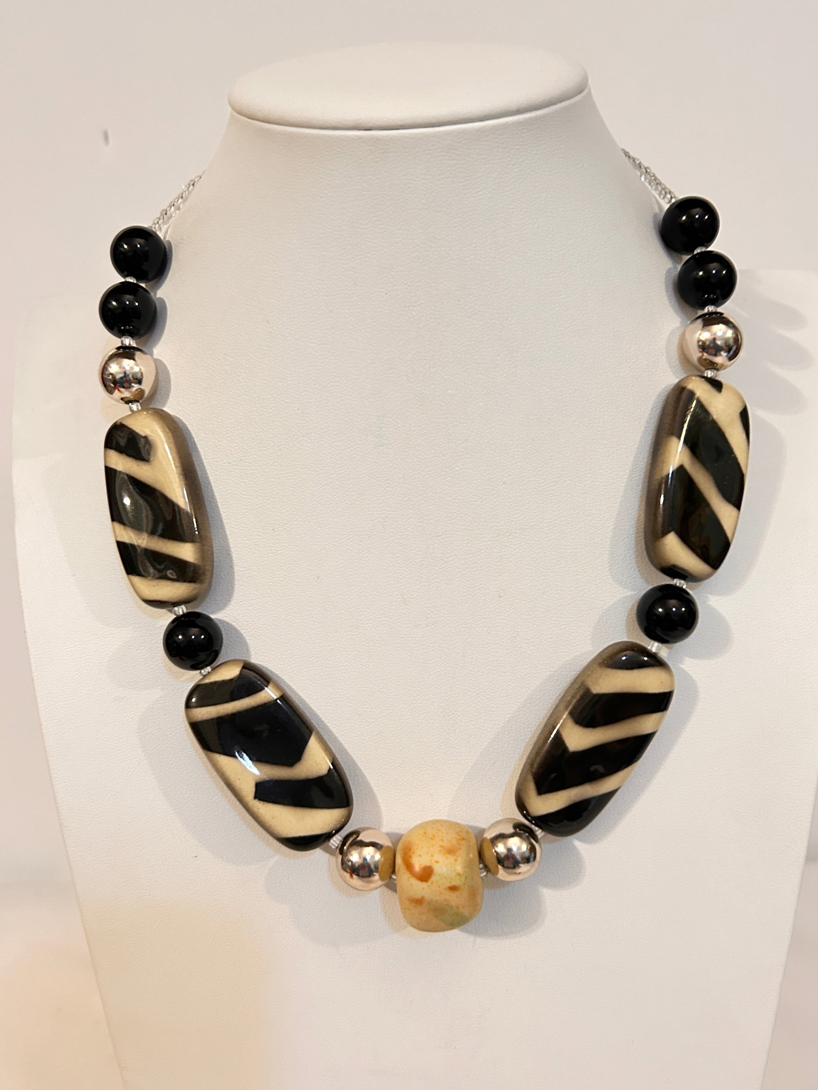 Vintage Acrylic Necklace 18": Vintage Acrylic Necklace 18" Please view all photos as they are part of the description and condition of this Item, Feel free to contact me with questions or picture requests! Used Item AS IS