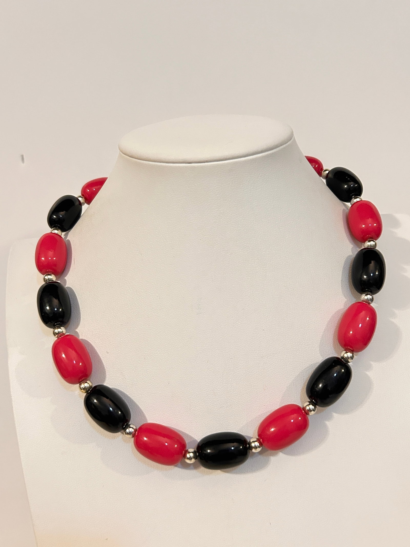 Vintage black & Pink Acrylic Bead Necklace 17": Vintage black & Pink Acrylic Bead Necklace 17" Please view all photos as they are part of the description and condition of this Item, Feel free to contact me with questions or picture requests! Used I