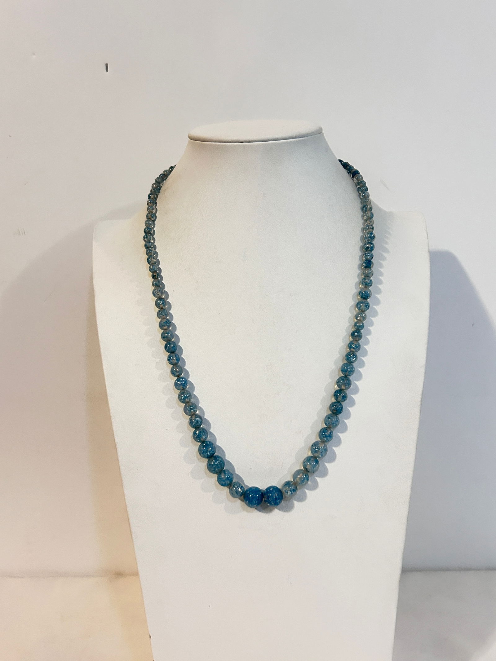 Vintage Blue bead glass Necklace 22": Vintage Blue bead glass Necklace 22" Please view all photos as they are part of the description and condition of this Item, Feel free to contact me with questions or picture requests! Used Item AS IS