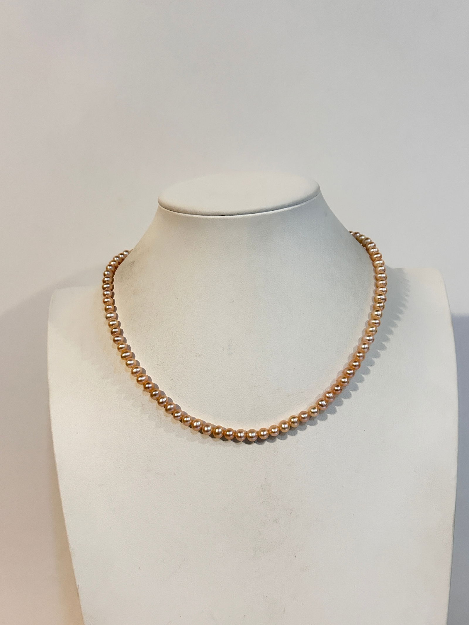 Vintage 14K Gold clasp pearl Necklace 17": Vintage 14K Gold clasp pearl Necklace 17" Please view all photos as they are part of the description and condition of this Item, Feel free to contact me with questions or picture requests! Used Item A