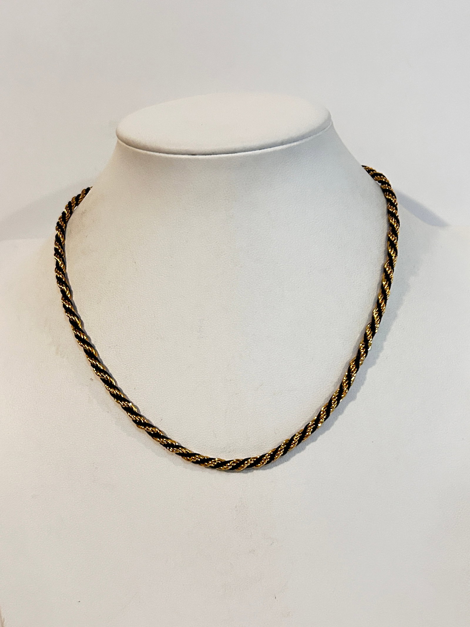 Vintage Trifari black & gold tone rope chain Necklace 17": Vintage Trifari black & gold tone rope chain Necklace 17" Please view all photos as they are part of the description and condition of this Item, Feel free to contact me with questions or picture reque