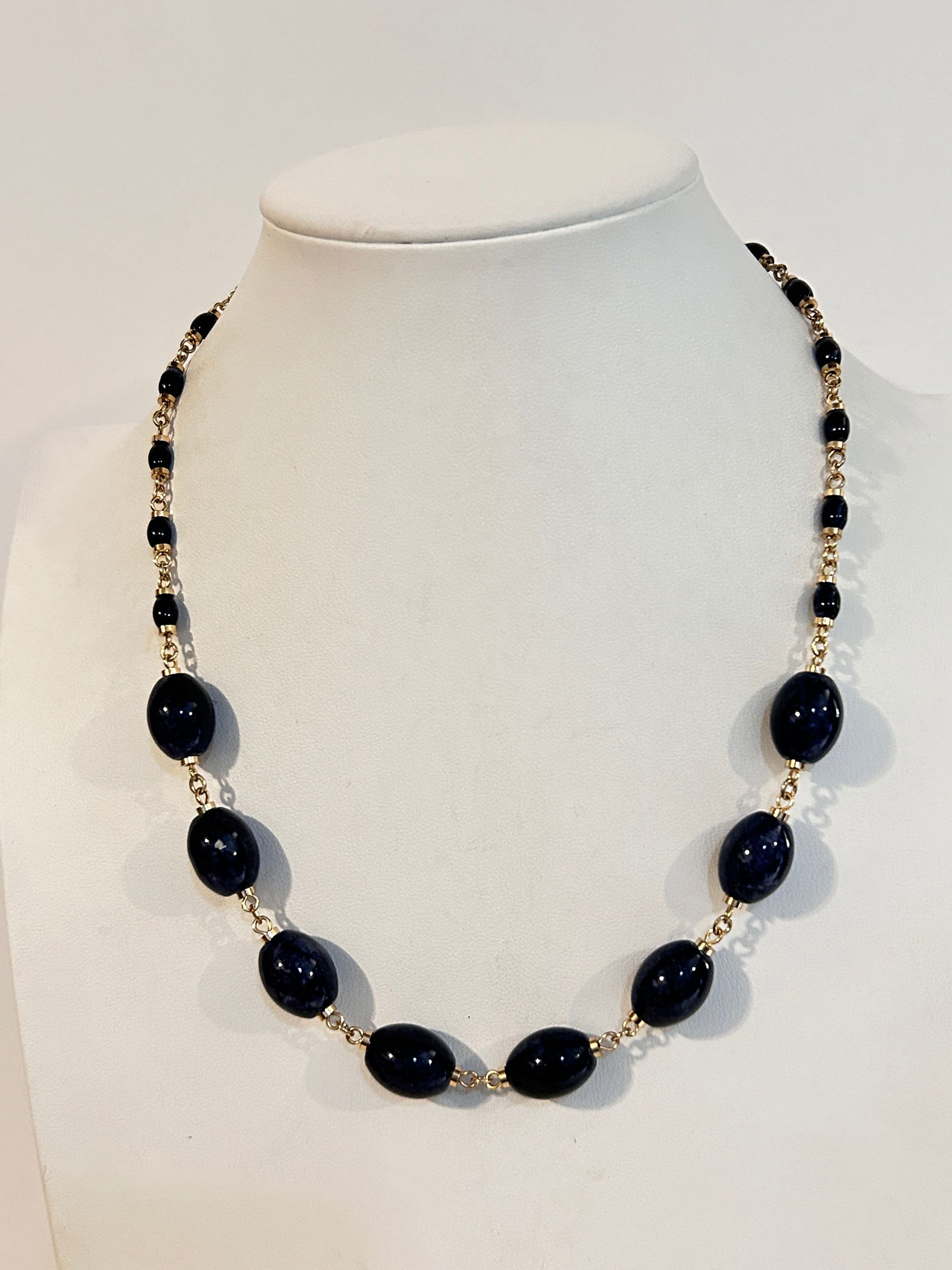 Vintage heavy bead Necklace 18": Vintage heavy bead Necklace 18" Please view all photos as they are part of the description and condition of this Item, Feel free to contact me with questions or picture requests! Used Item AS IS