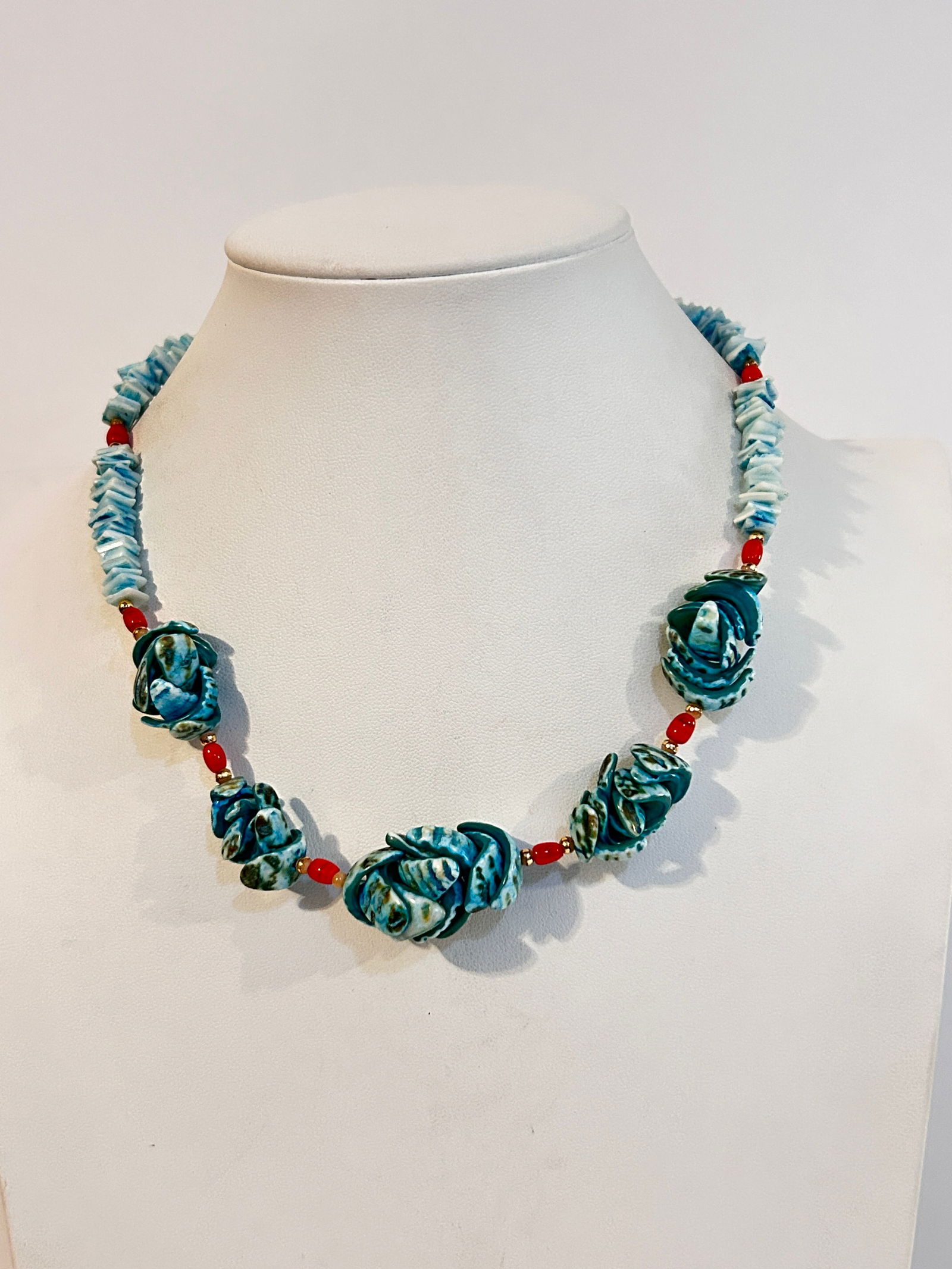 Vintage green blue Acrylic Bead Necklace 14": Vintage green blue Acrylic Bead Necklace 14" Please view all photos as they are part of the description and condition of this Item, Feel free to contact me with questions or picture requests! Used Ite