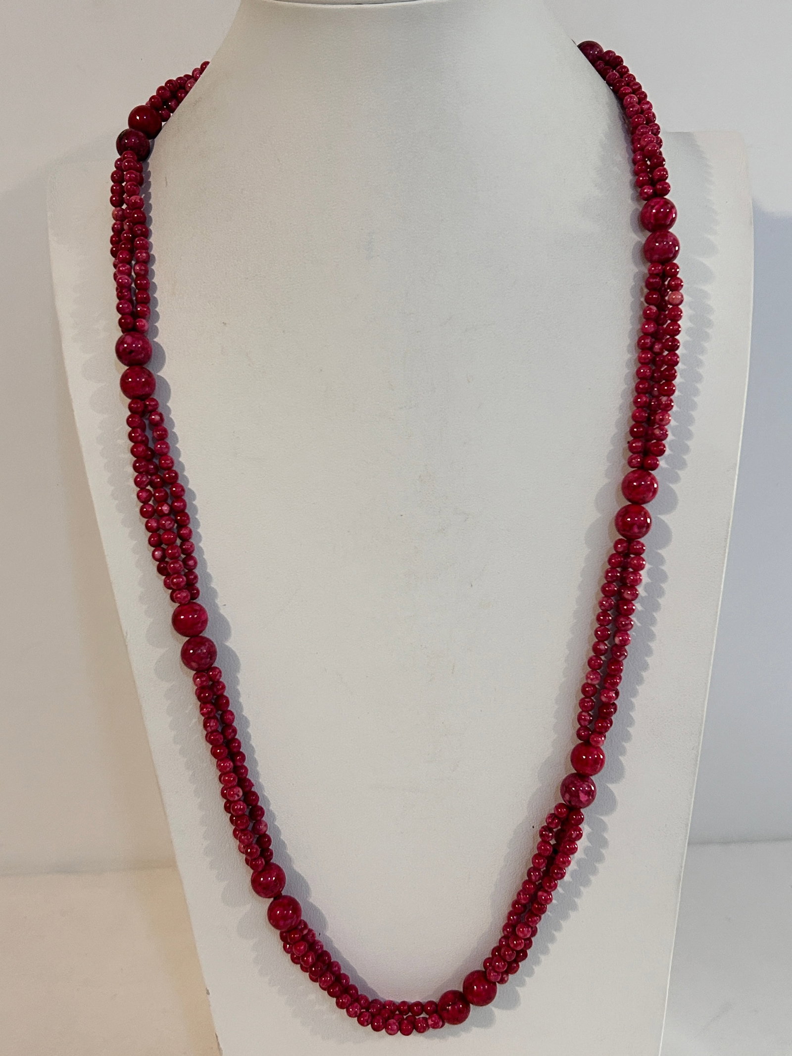 Vintage Jasper red bead Necklace 28": Vintage Jasper red bead Necklace 28" Please view all photos as they are part of the description and condition of this Item, Feel free to contact me with questions or picture requests! Used Item AS IS