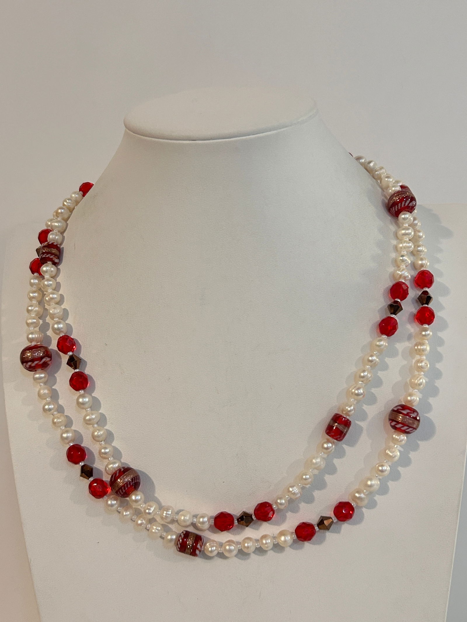 Vintage Murano Glass pearl Necklace 40": Vintage Murano Glass pearl Necklace 40" Please view all photos as they are part of the description and condition of this Item, Feel free to contact me with questions or picture requests! Used Item AS