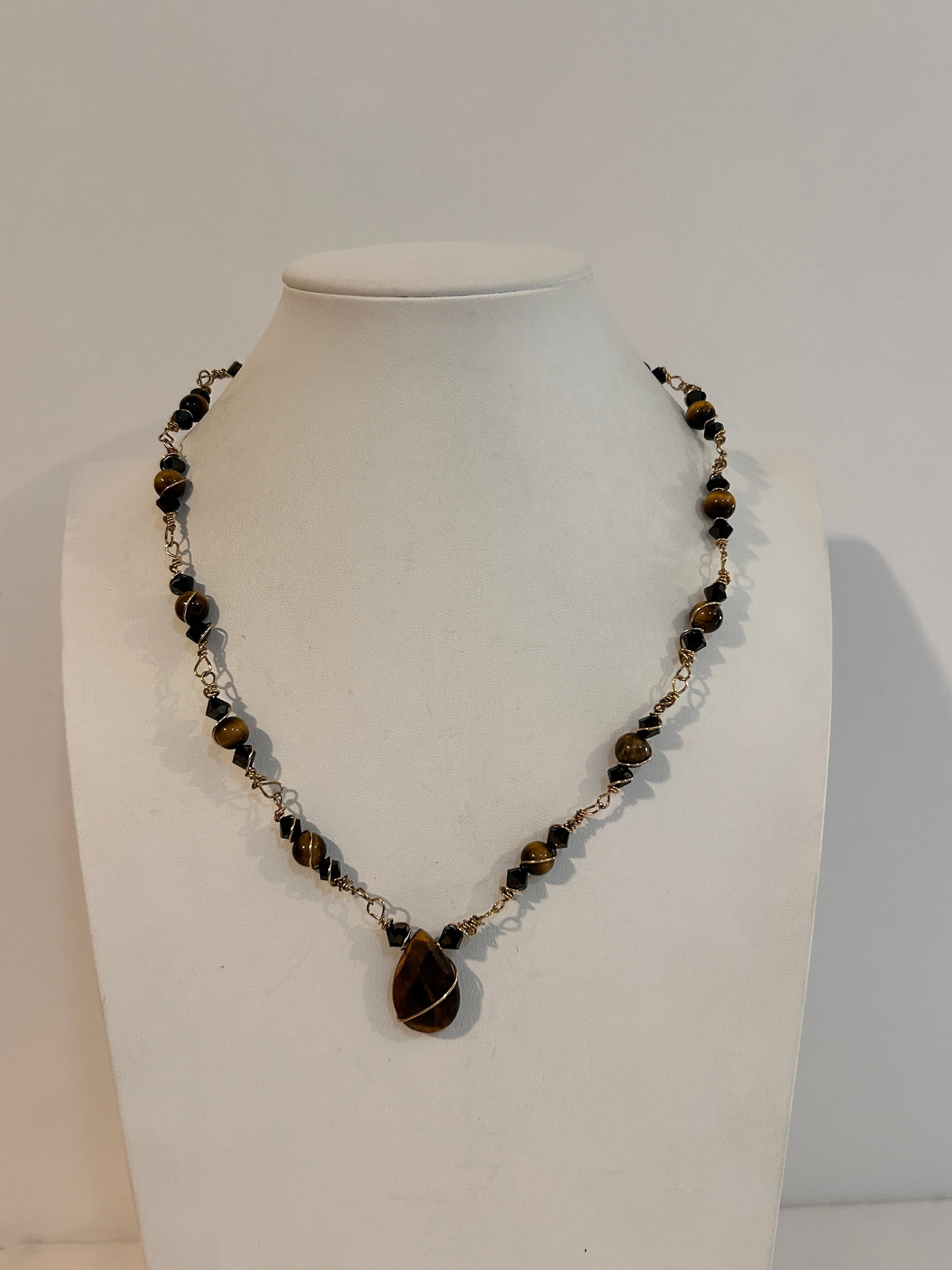 Vintage tigers eye beaded gold tone Necklace 18": Vintage tigers eye beaded gold tone Necklace 18" Please view all photos as they are part of the description and condition of this Item, Feel free to contact me with questions or picture requests! Used