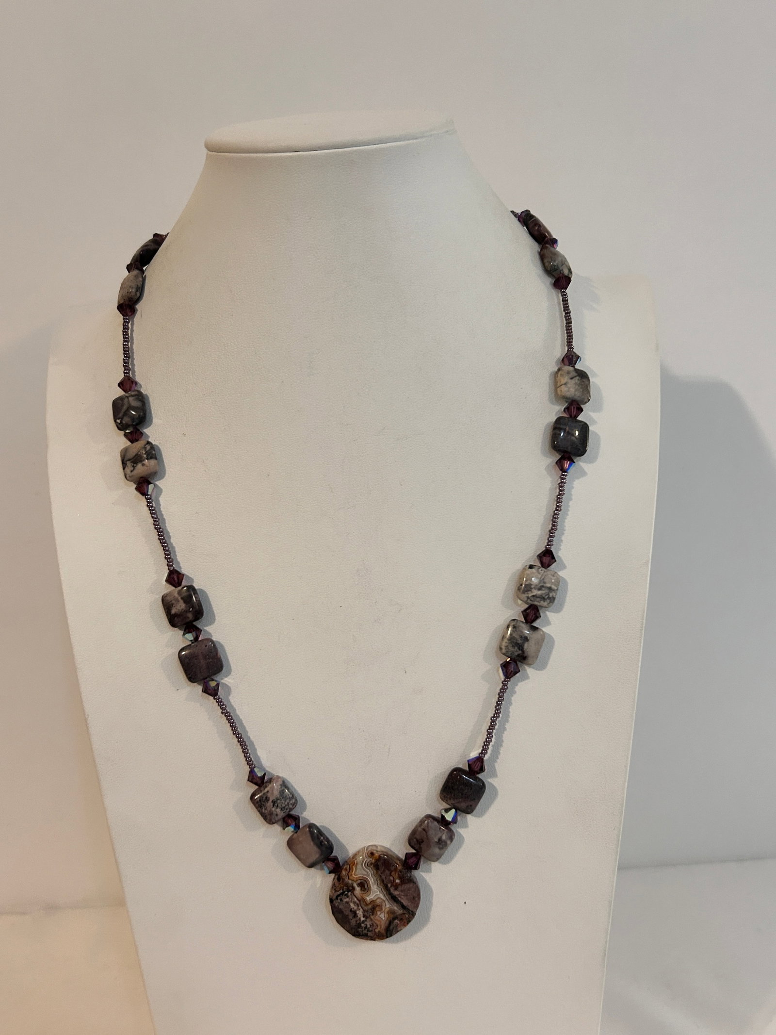 Vintage Gem Stone Swarovski Crystal Necklace 22": Vintage Gem Stone Swarovski Crystal Necklace 22" Please view all photos as they are part of the description and condition of this Item, Feel free to contact me with questions or picture requests! Used