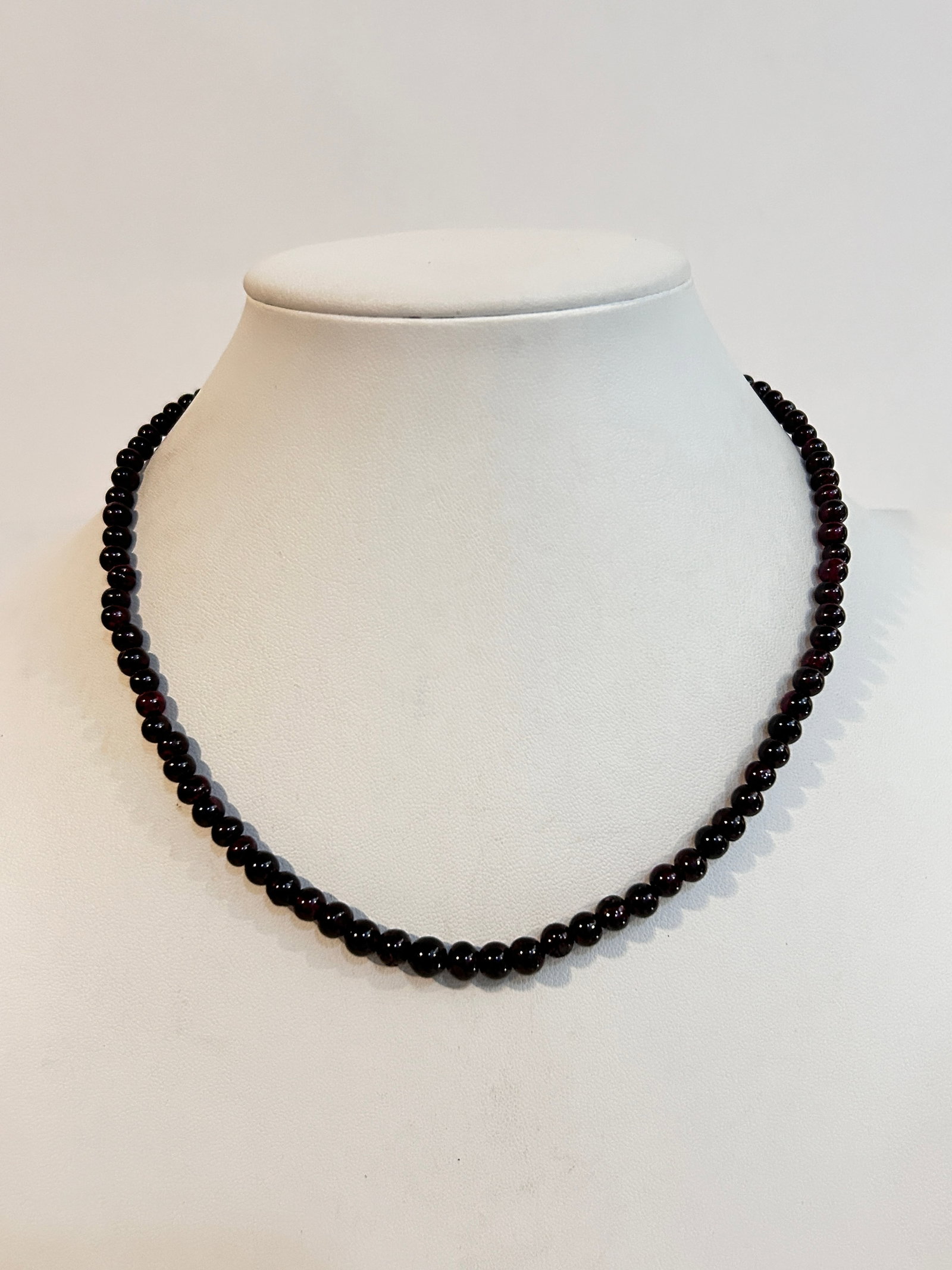 Vintage cherry bead choker Necklace 16": Vintage cherry bead choker Necklace 16" Please view all photos as they are part of the description and condition of this Item, Feel free to contact me with questions or picture requests! Used Item AS 