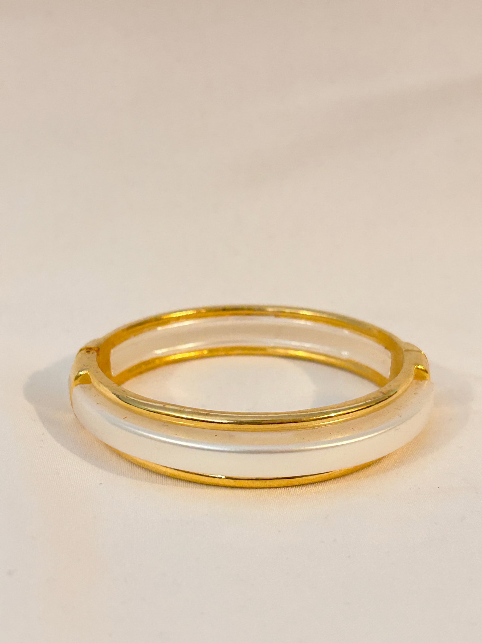 Vintage white acrylic hinged Bracelet 7": Vintage white acrylic hinged Bracelet 7" Please view all photos as they are part of the description and condition of this Item, Feel free to contact me with questions or picture requests! Used Item AS