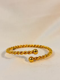 Vintage gold tone twist Bracelet 8"