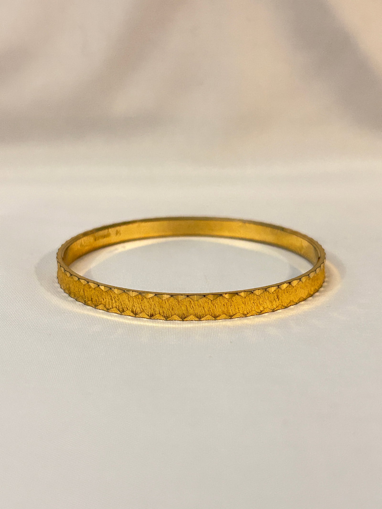 Vintage gold tone trifari Bracelet 8": Vintage gold tone trifari Bracelet 8" Please view all photos as they are part of the description and condition of this Item, Feel free to contact me with questions or picture requests! Used Item AS IS