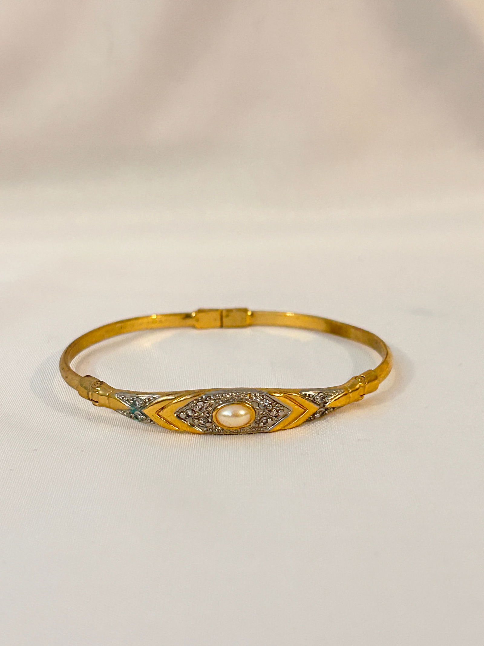 Vintage gold tone rhinestone hinged Bracelet 7" (1 of 4)