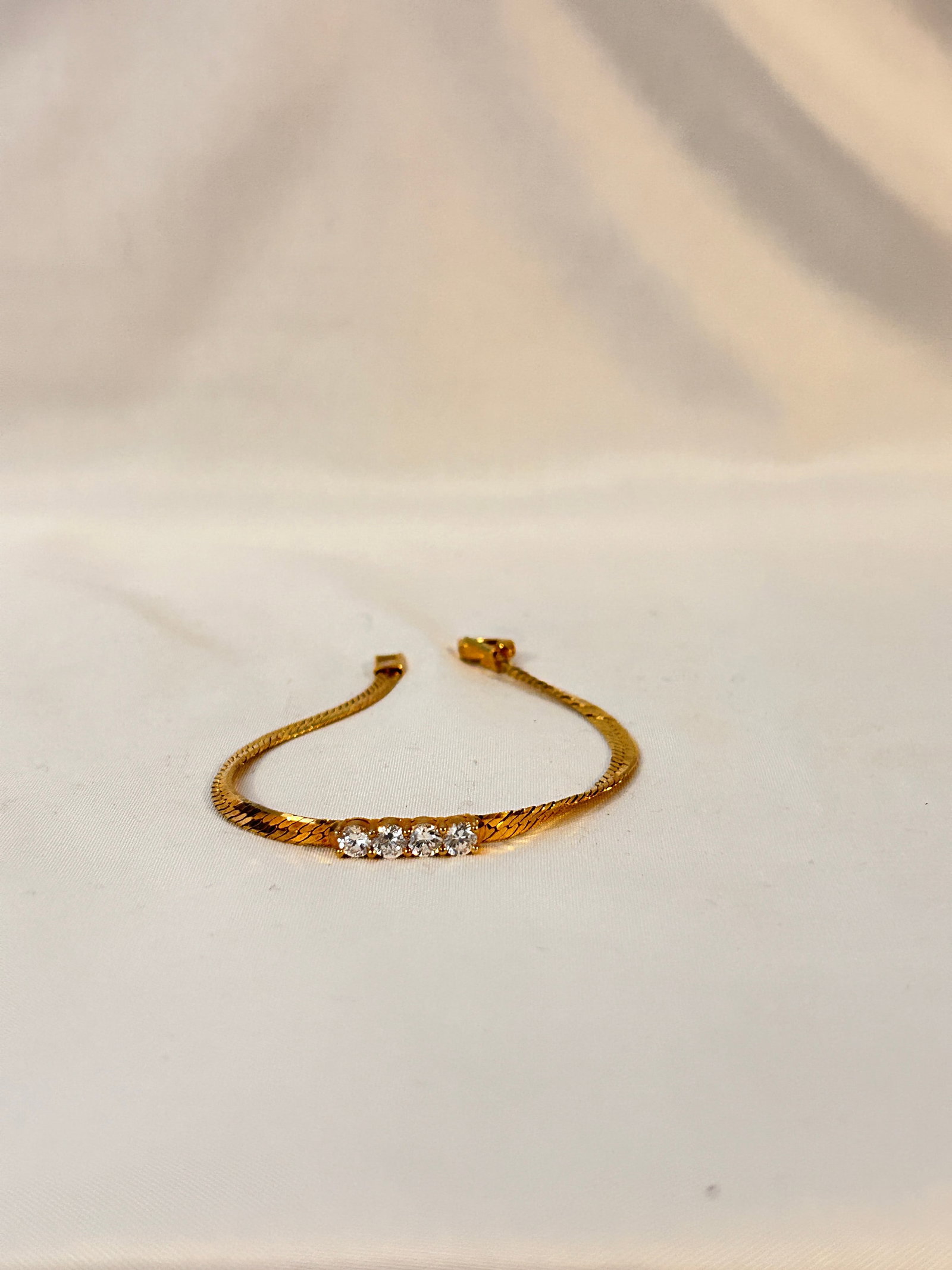 Vintage gold tone korea Bracelet 7": Vintage gold tone korea Bracelet 7" Please view all photos as they are part of the description and condition of this Item, Feel free to contact me with questions or picture requests! Used Item AS IS