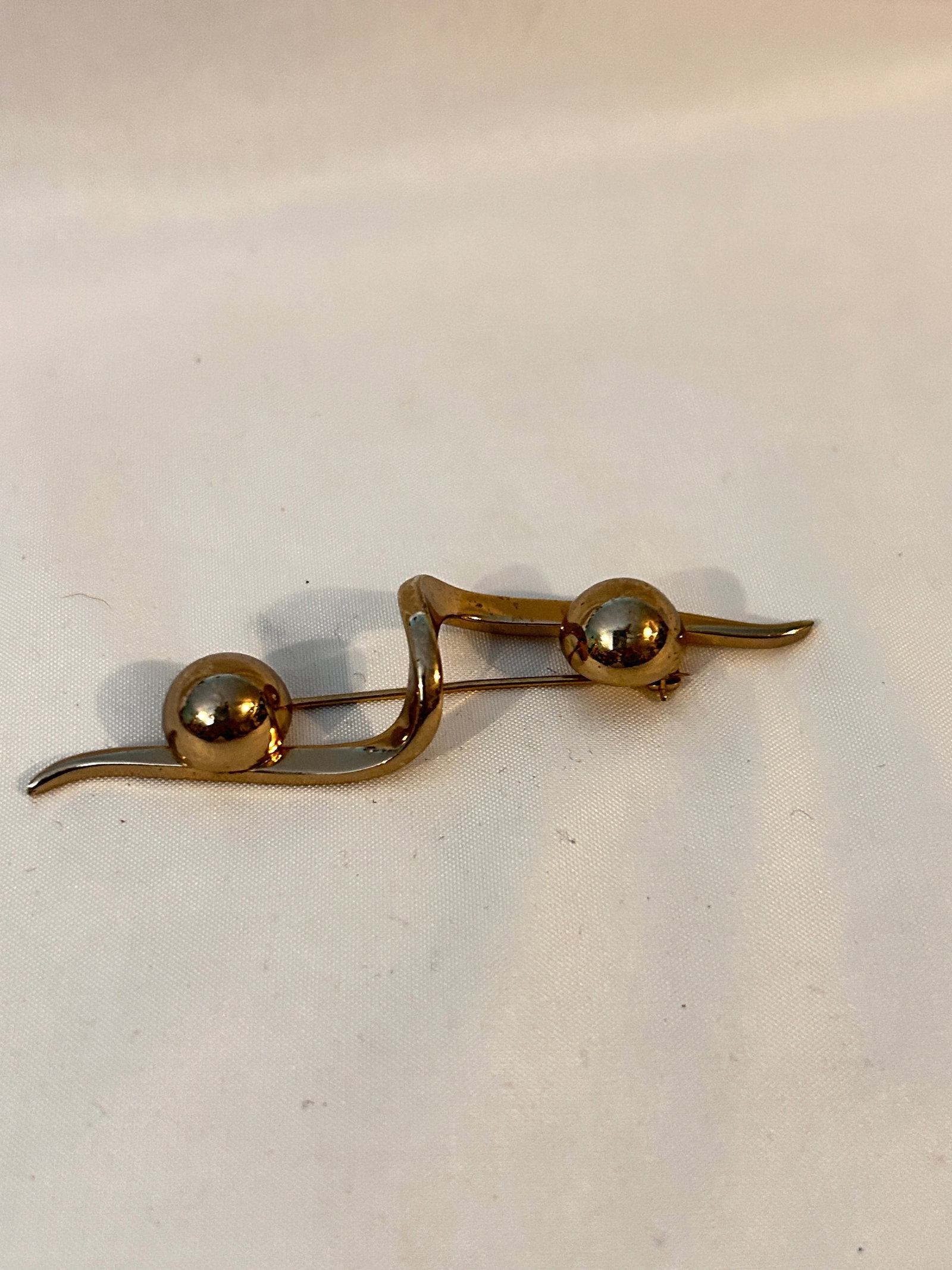 Vintage Goldtone Monet Brooch: Vintage Goldtone Monet Brooch Please view all photos as they are part of the description and condition of this Item, Feel free to contact me with questions or picture requests! Used Item AS IS