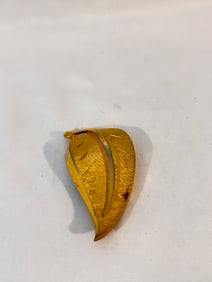 Vintage Gold tone leaf Brooch