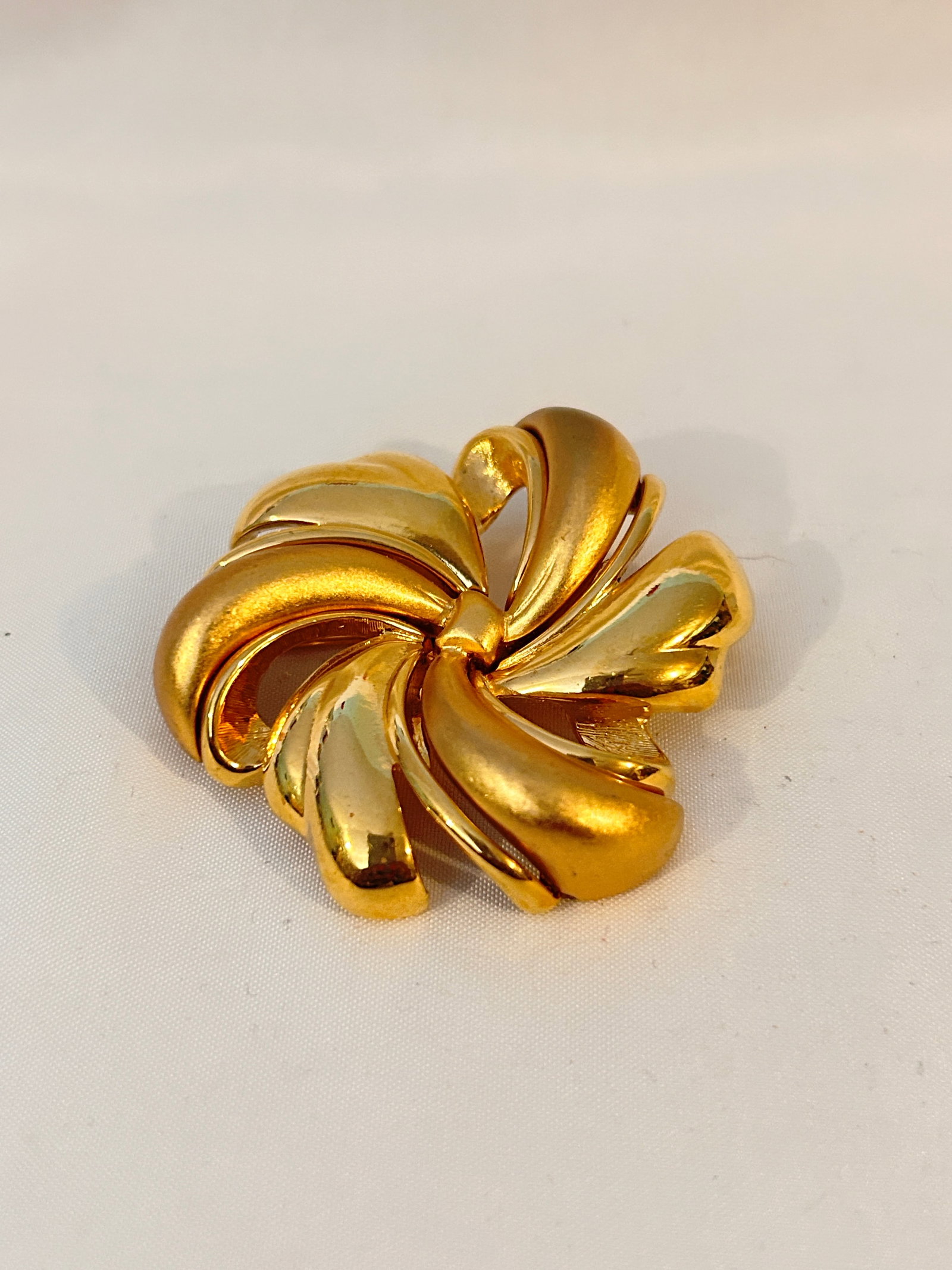 Vintage Gold tone Monet Brooch: Vintage Gold tone Monet Brooch Please view all photos as they are part of the description and condition of this Item, Feel free to contact me with questions or picture requests! Used Item AS IS