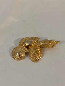 Vintage Gold tone sea clam Brooch