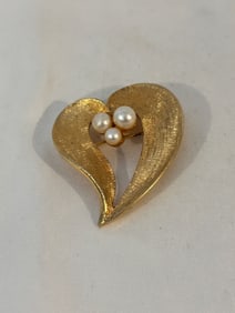 Vintage Gold tone Pearl flower Brooch