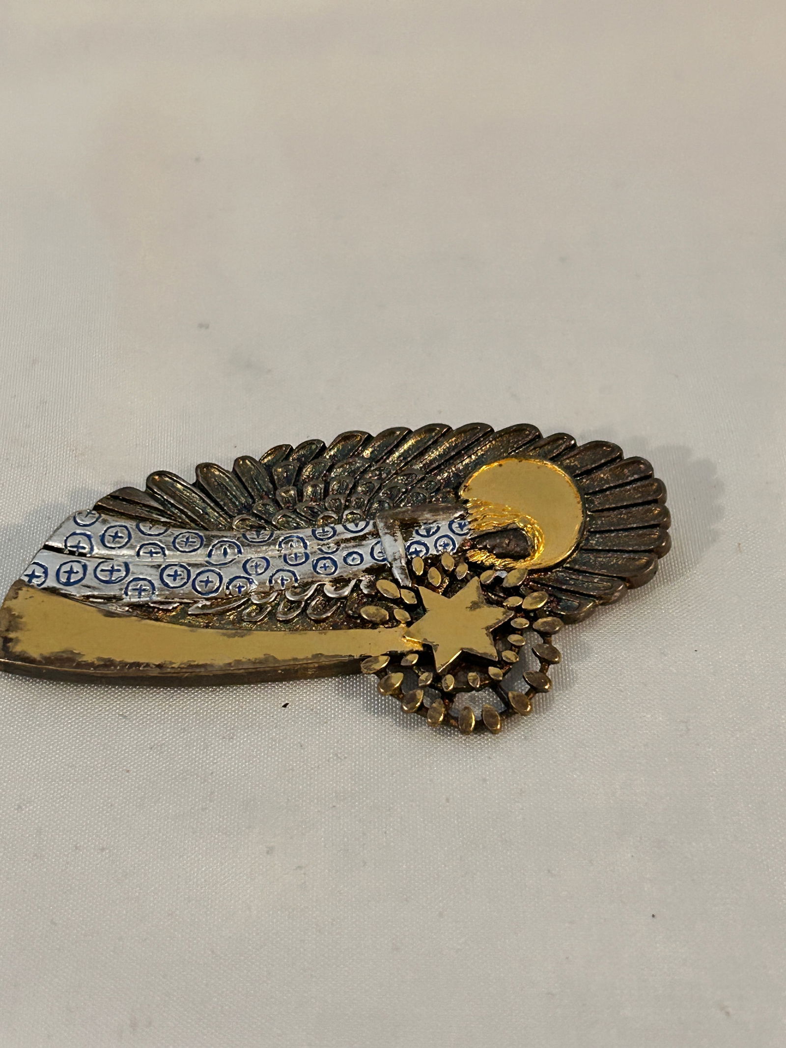 Vintage Gold tone Brooch: Vintage Gold tone Brooch Please view all photos as they are part of the description and condition of this Item, Feel free to contact me with questions or picture requests! Used Item AS IS