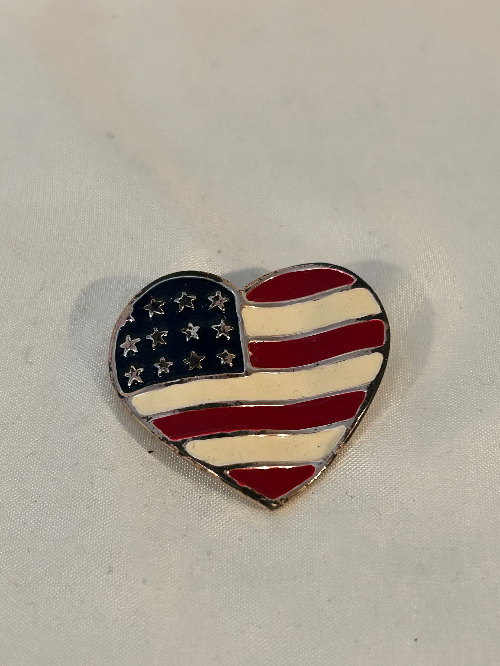 Vintage american flag heart Brooch: Vintage american flag heart Brooch Please view all photos as they are part of the description and condition of this Item, Feel free to contact me with questions or picture requests! Used Item AS IS