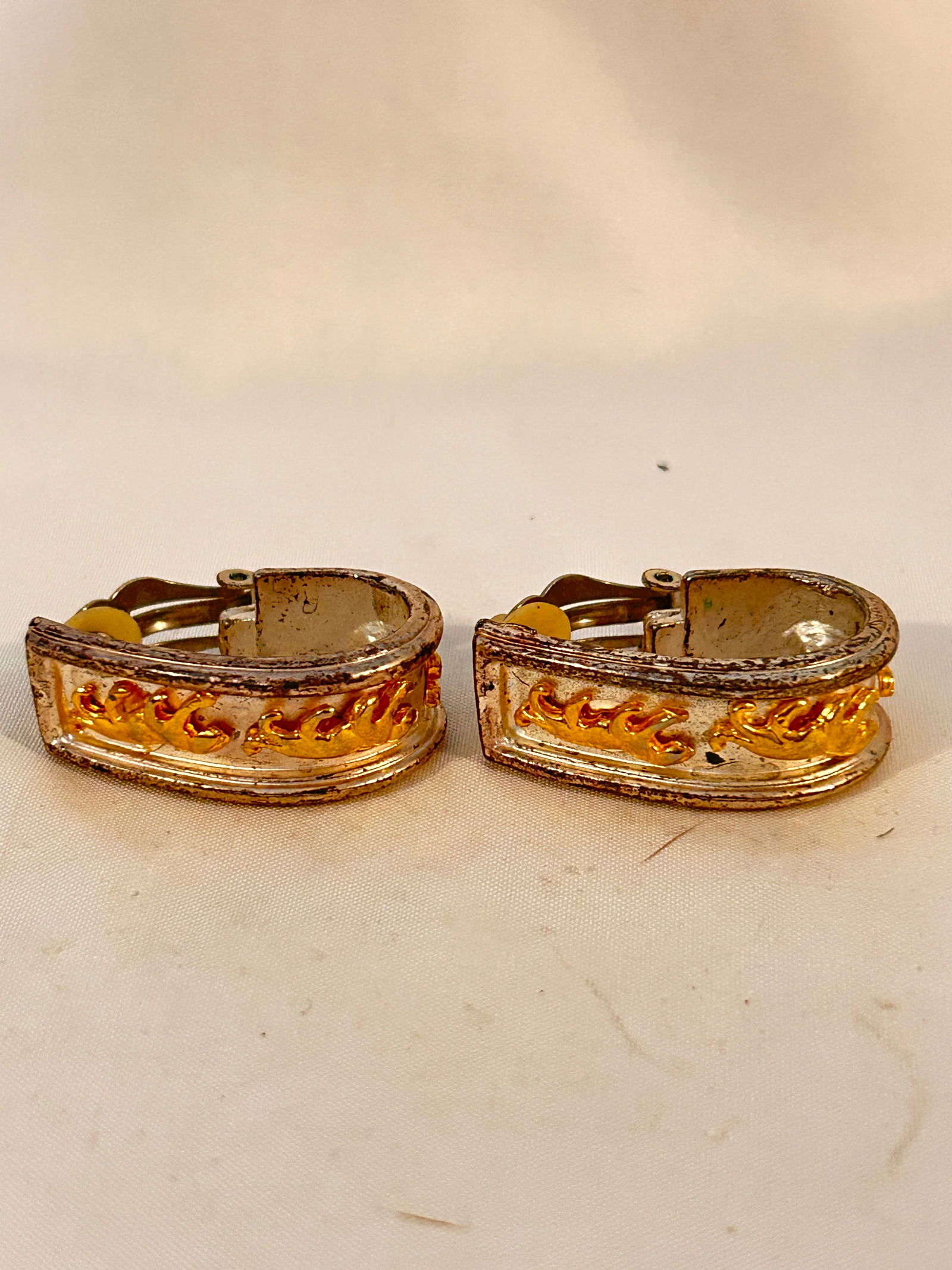 Vintage Silvertone panther big cat Earrings: Vintage Silvertone panther big cat Earrings Please view all photos as they are part of the description and condition of this Item, Feel free to contact me with questions or picture requests! Used Item