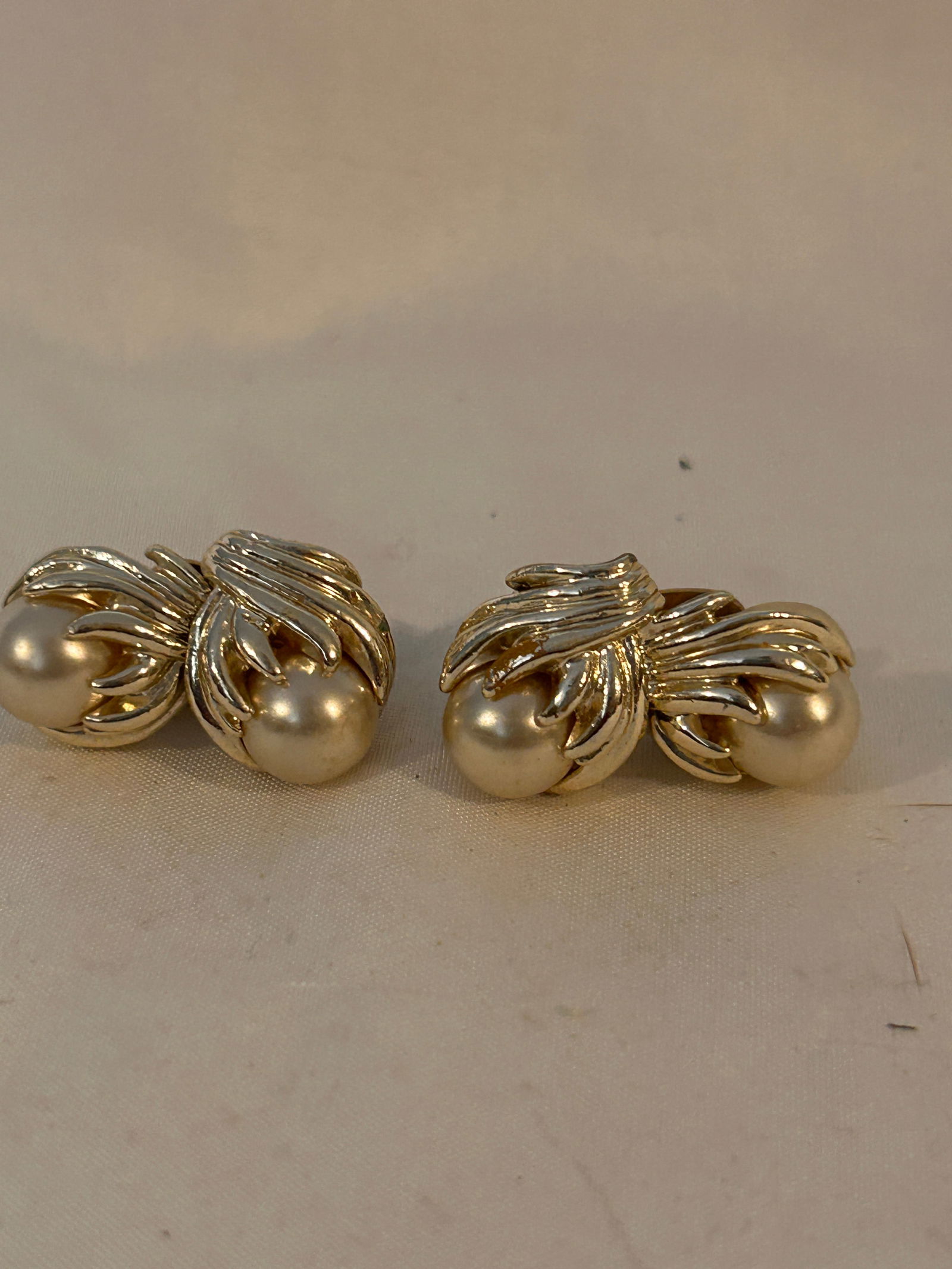 Vintage Silvertone pearl MX526 Earrings: Vintage Silvertone pearl MX526 Earrings Please view all photos as they are part of the description and condition of this Item, Feel free to contact me with questions or picture requests! Used Item AS