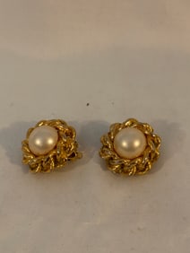 Vintage Goldtone Clipon Pearl Earrings