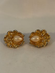 Vintage Goldtone Pearl Clipon Earrings