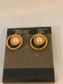 Vintage Trifari gold tone pearl Earrings