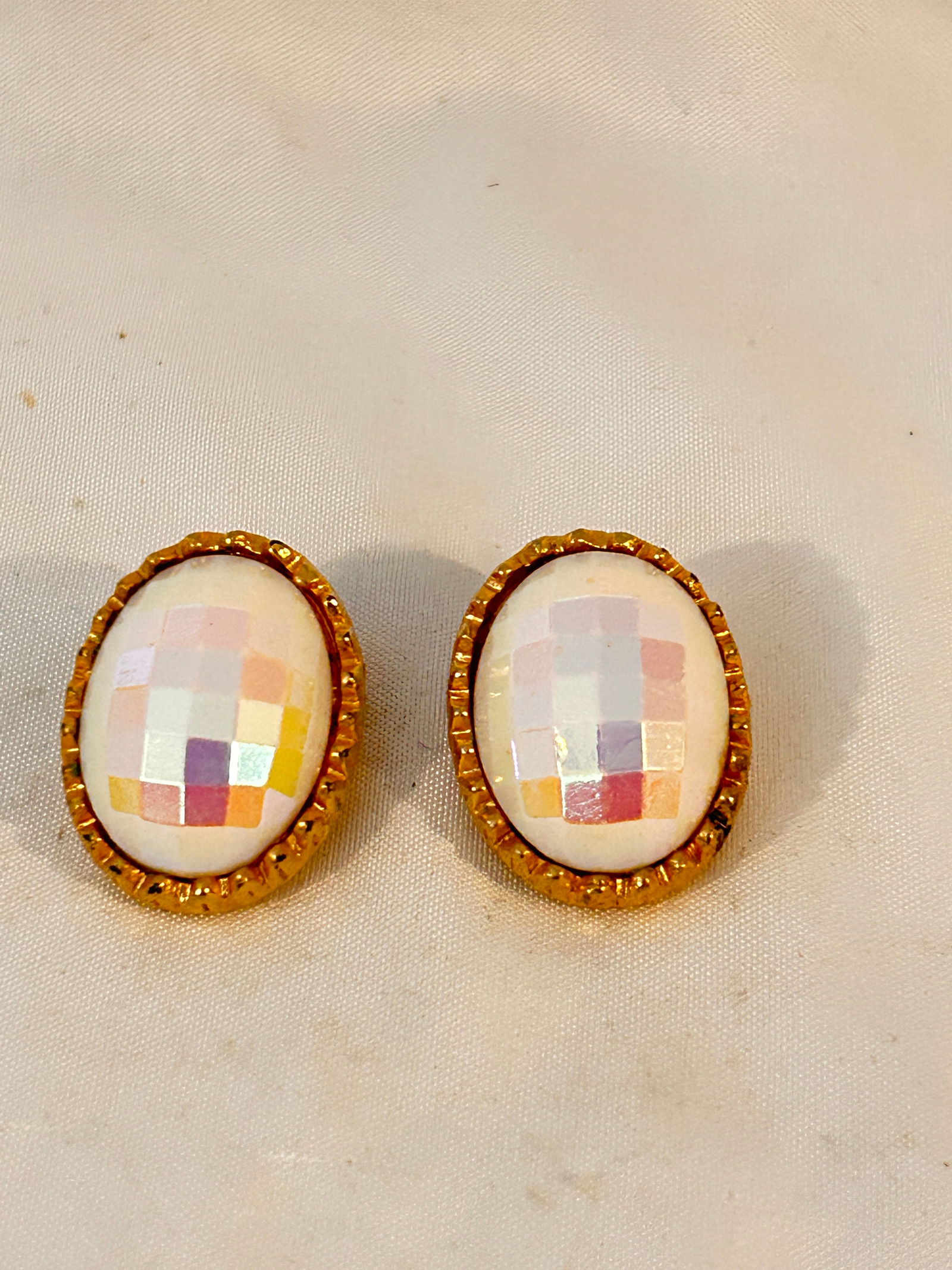 Vintage Gold tone mother of pearl  Clipon Earrings (1 of 3)