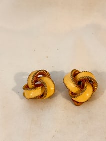 Vintage Goldtone E640 enamel Clipon Earrings