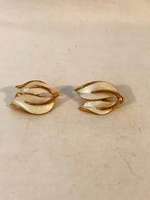 Vintage Goldtone Sarah Cov enamel Clipon Earrings