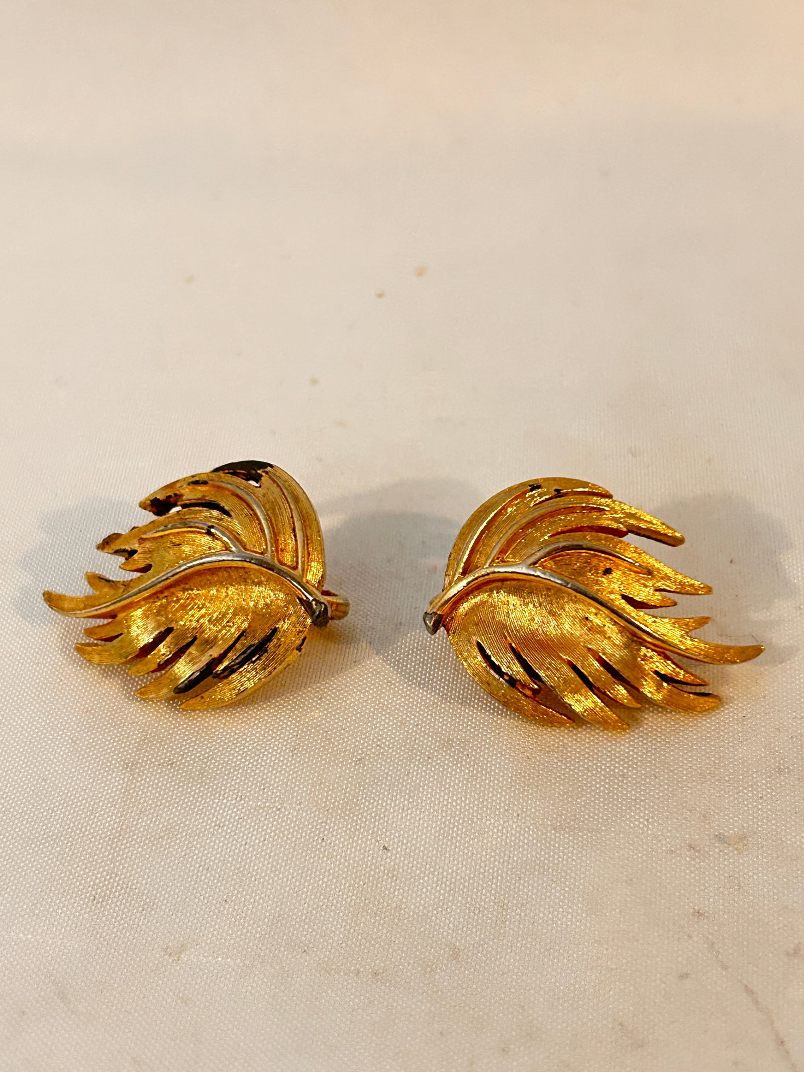 Vintage Goldtone Trifari leaf Clipon Earrings: Vintage Goldtone Trifari leaf Clipon Earrings Please view all photos as they are part of the description and condition of this Item, Feel free to contact me with questions or picture requests! Used It