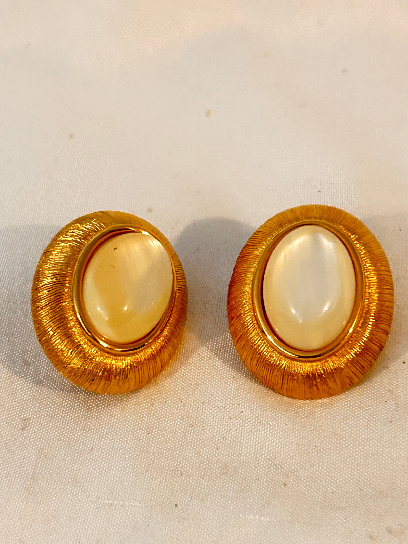 Vintage Monet Goldtone Acrylic Clipon Earrings: Vintage Monet Goldtone Acrylic Clipon Earrings Please view all photos as they are part of the description and condition of this Item, Feel free to contact me with questions or picture requests! Used I