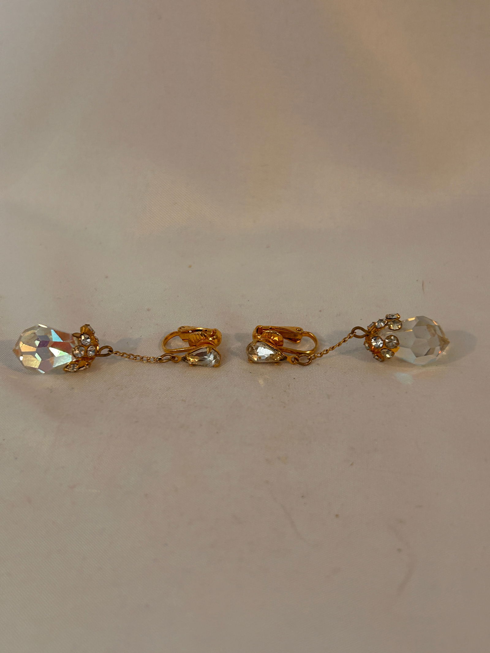 Vintage rhinestone Earrings: Vintage rhinestone Earrings Please view all photos as they are part of the description and condition of this Item, Feel free to contact me with questions or picture requests! Used Item AS IS