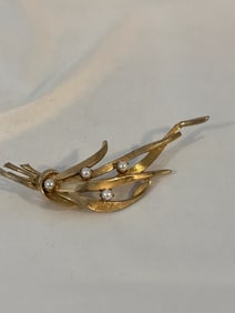 Vintage Gold tone Pearl Brooks Brooch