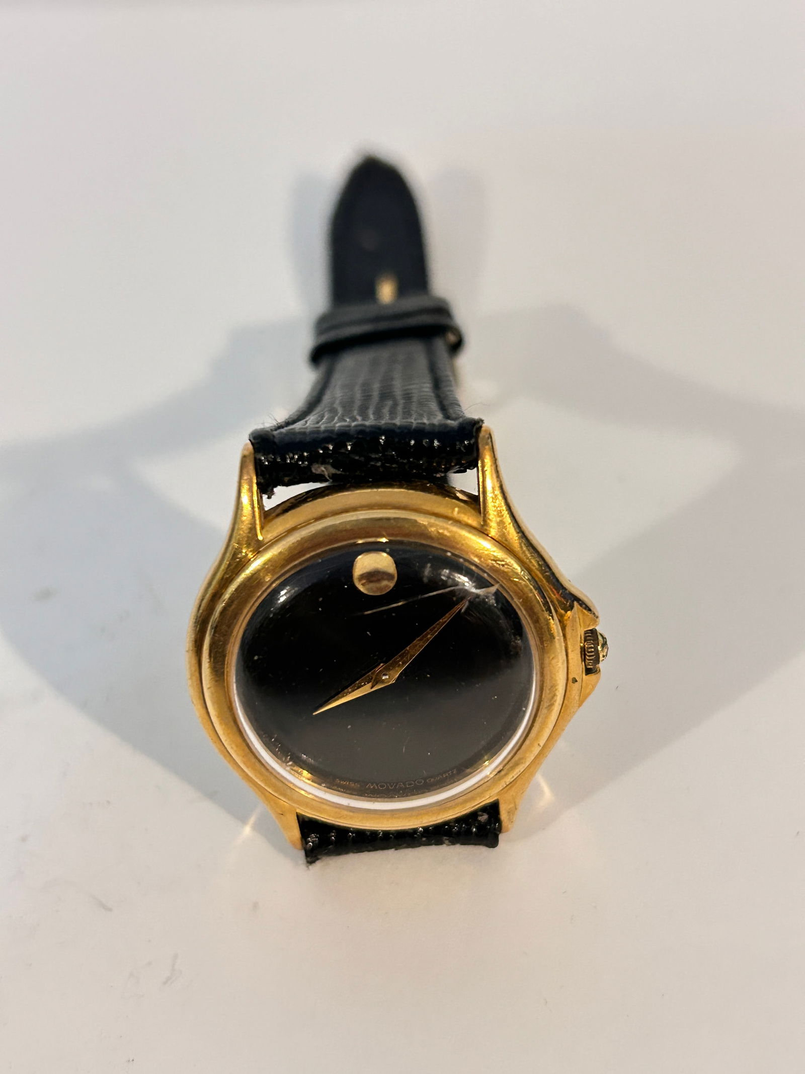 Movado Museum 87-D1843 Black Dial Gold-Plated Steel Quartz working Wristwatch has crack up top: Movado Museum 87-D1843 Black Dial Gold-Plated Steel Quartz working Wristwatch has crack up top Please view all photos as they are part of the description and condition of this Item, Feel free to conta