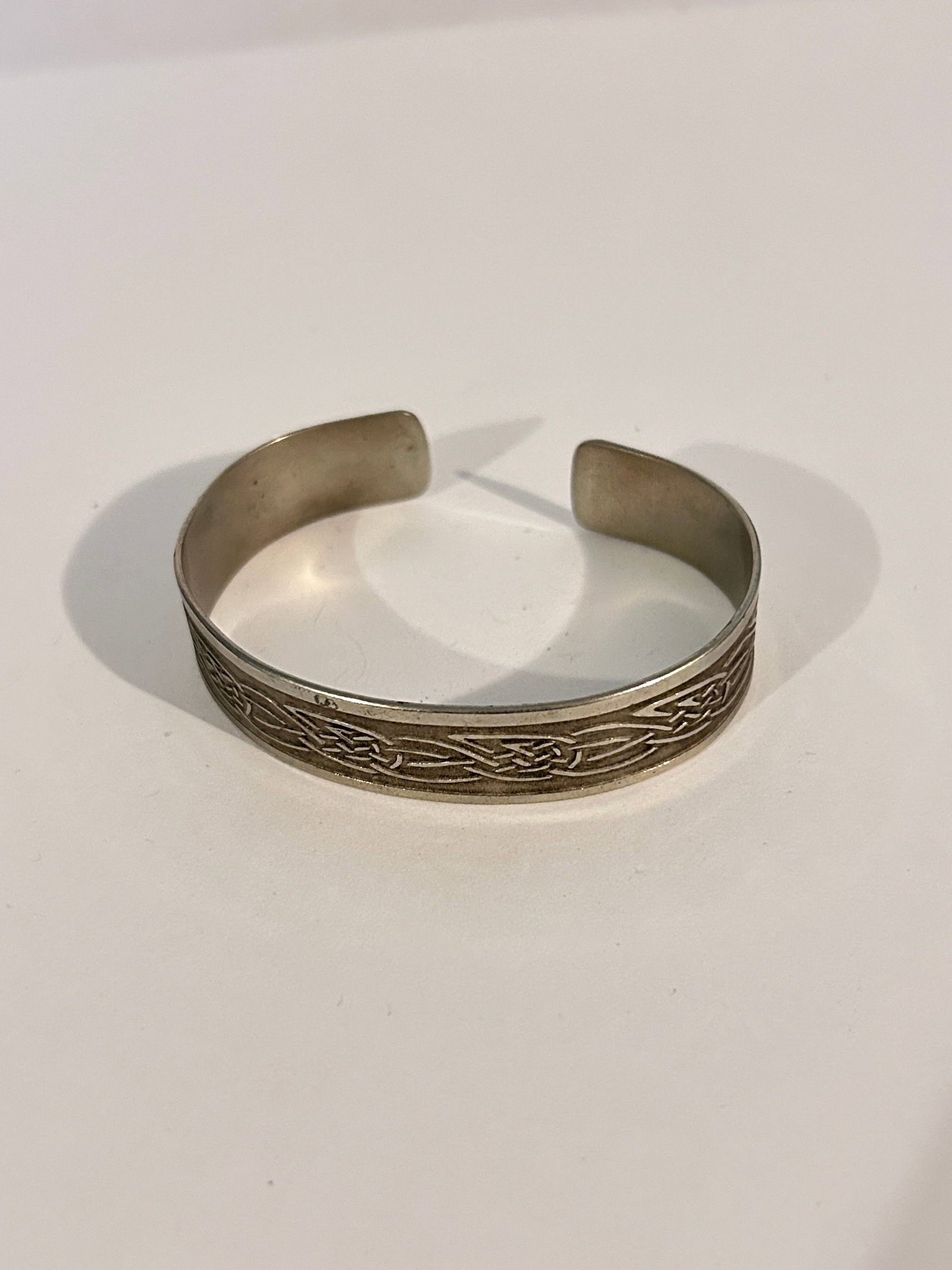 Vintage Pewter cuff Bracelet 7": Vintage Pewter cuff Bracelet 7" Please view all photos as they are part of the description and condition of this Item, Feel free to contact me with questions or picture requests! Used Item AS IS