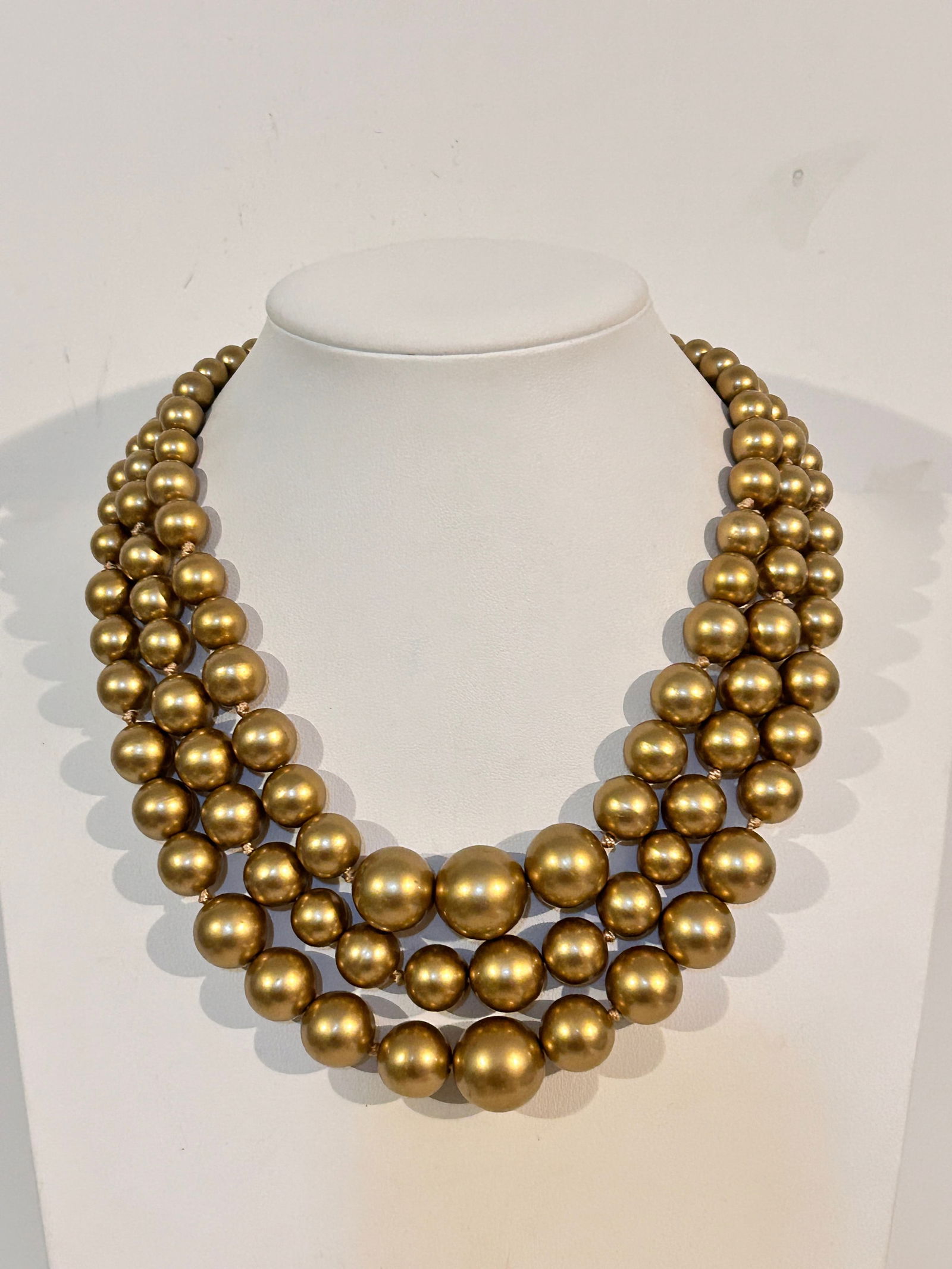 Vintage gold tone triple strand Necklace 15": Vintage gold tone triple strand Necklace 15" Please view all photos as they are part of the description and condition of this Item, Feel free to contact me with questions or picture requests! Used Ite