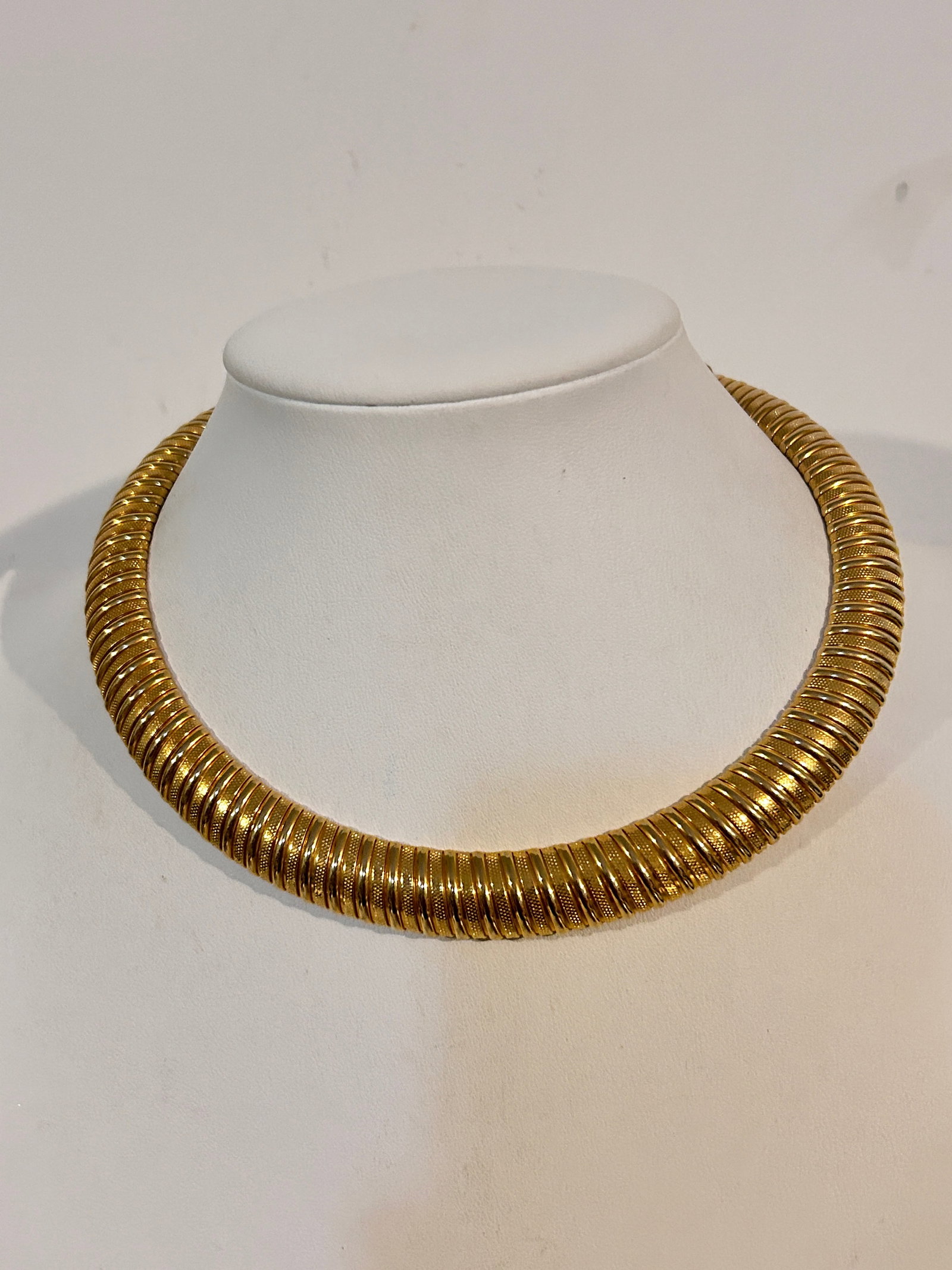 Vintage gold tone choker Necklace 12": Vintage gold tone choker Necklace 12" Please view all photos as they are part of the description and condition of this Item, Feel free to contact me with questions or picture requests! Used Item AS IS