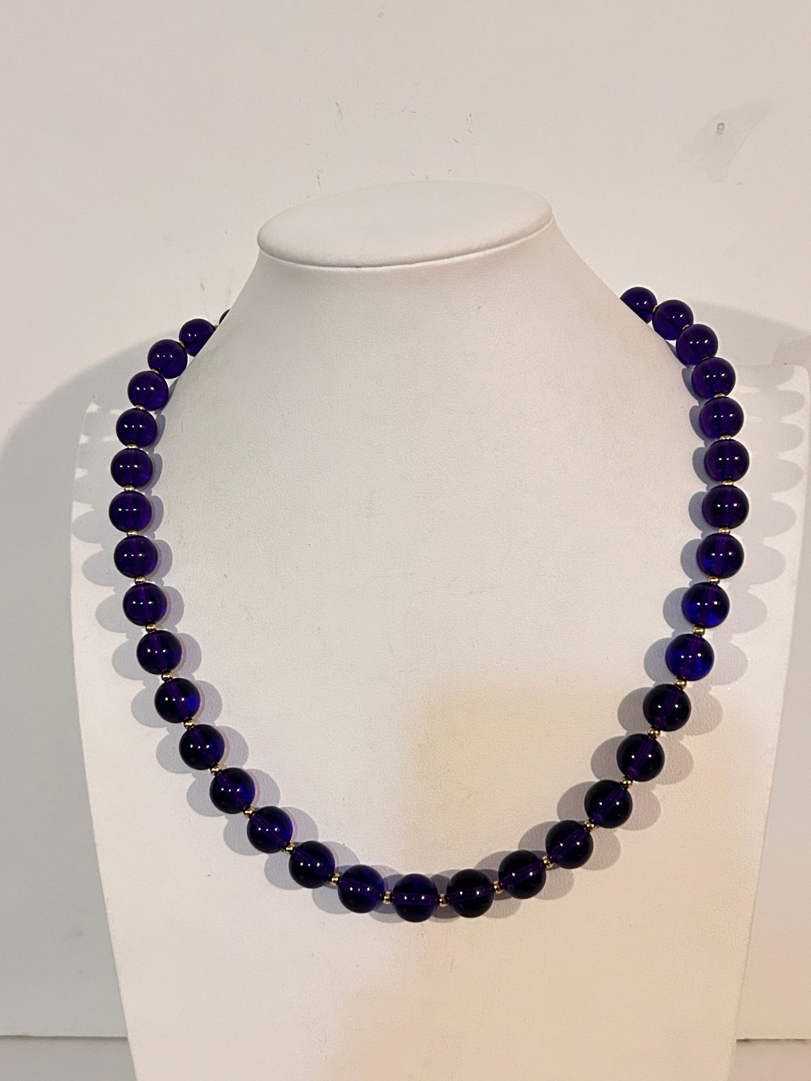 Vintage purple beaded Necklace 21": Vintage purple beaded Necklace 21" Please view all photos as they are part of the description and condition of this Item, Feel free to contact me with questions or picture requests! Used Item AS IS