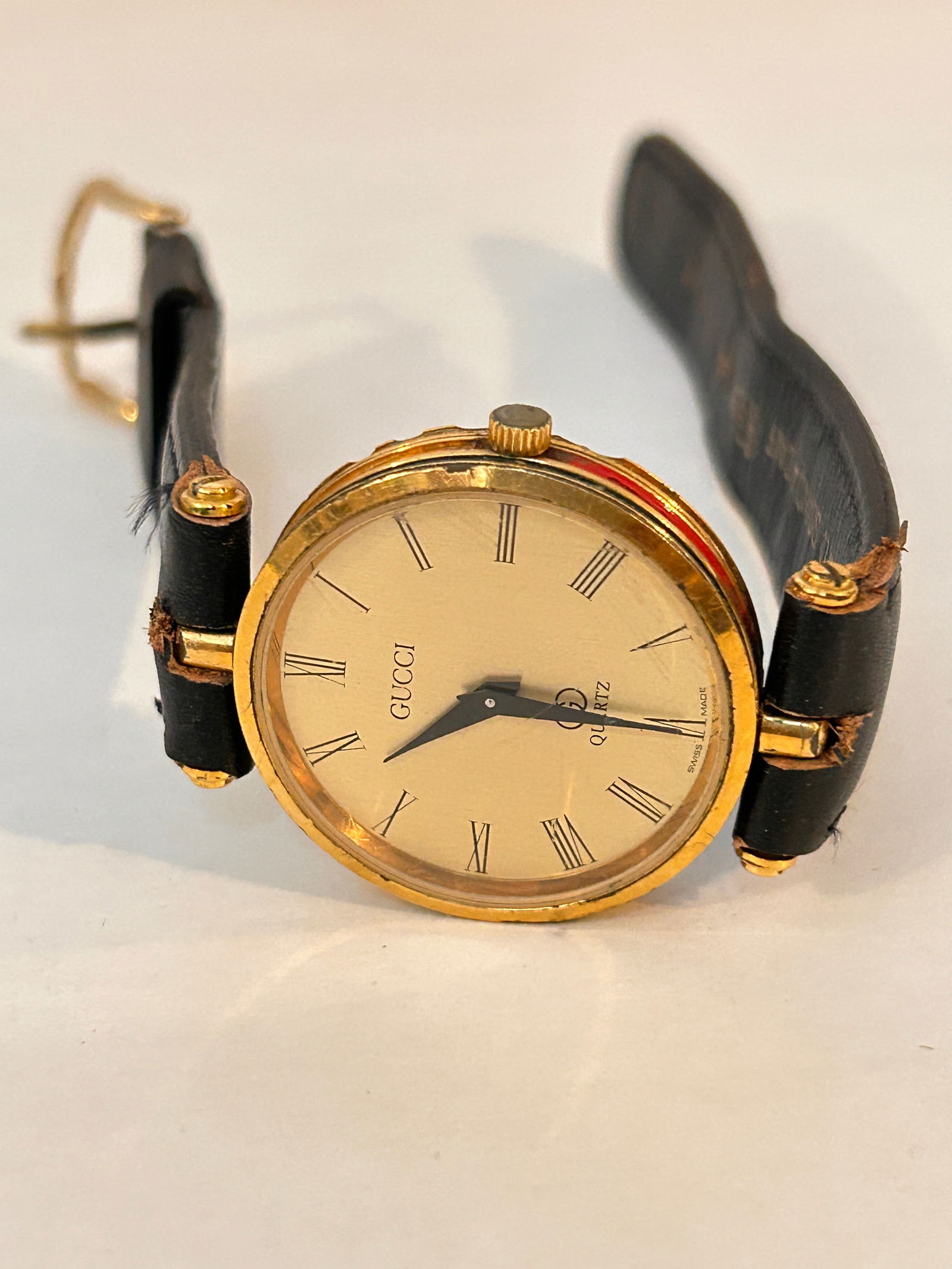 Running Vintage Gucci Quartz gold tone Watch light scratches & crack on the back (1 of 5)