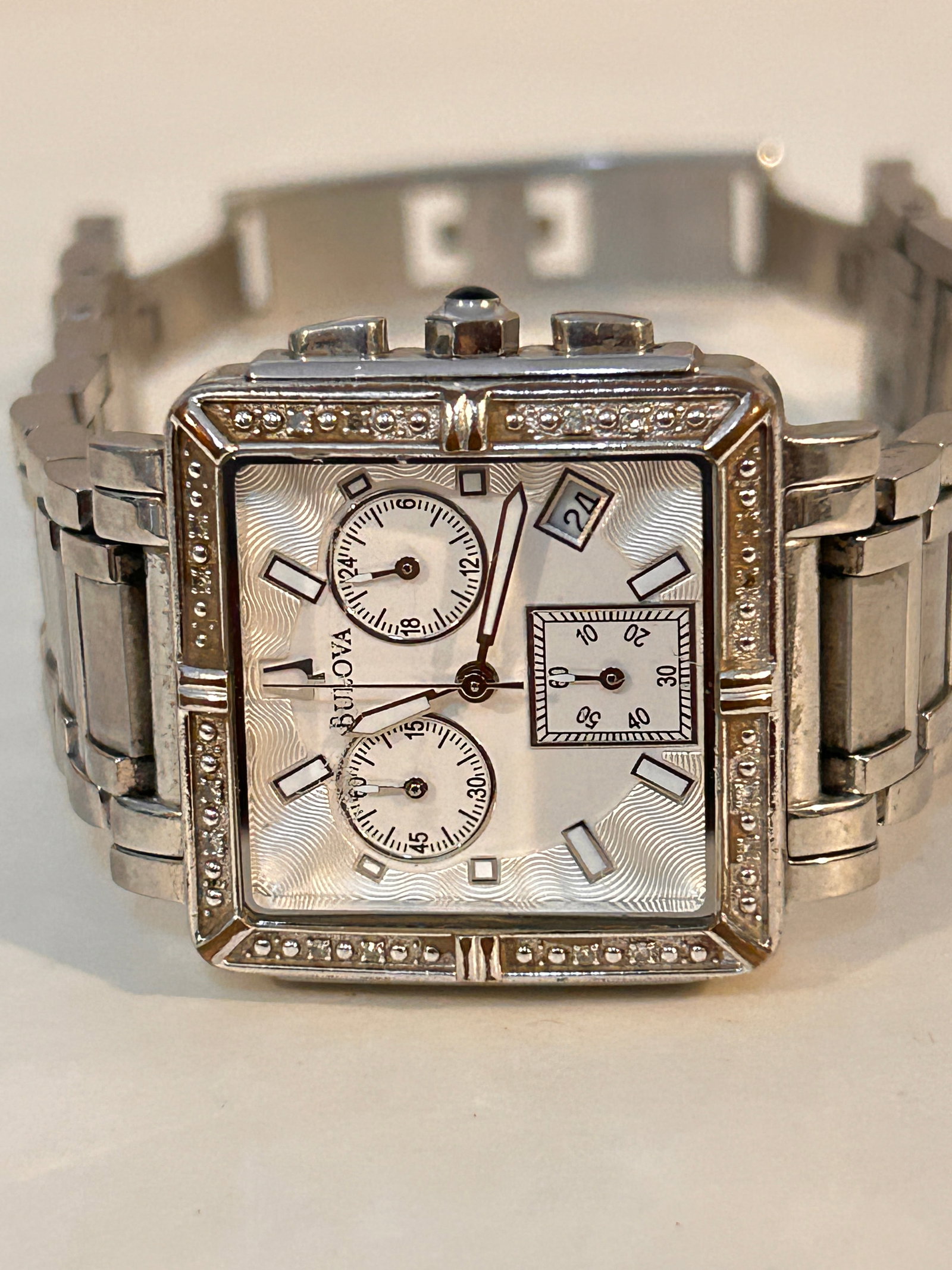 Vintage Bulova Diamond heavy quartz working Watch A8: Vintage Bulova Diamond heavy quartz working Watch A8 Please view all photos as they are part of the description and condition of this Item, Feel free to contact me with questions or picture requests! 