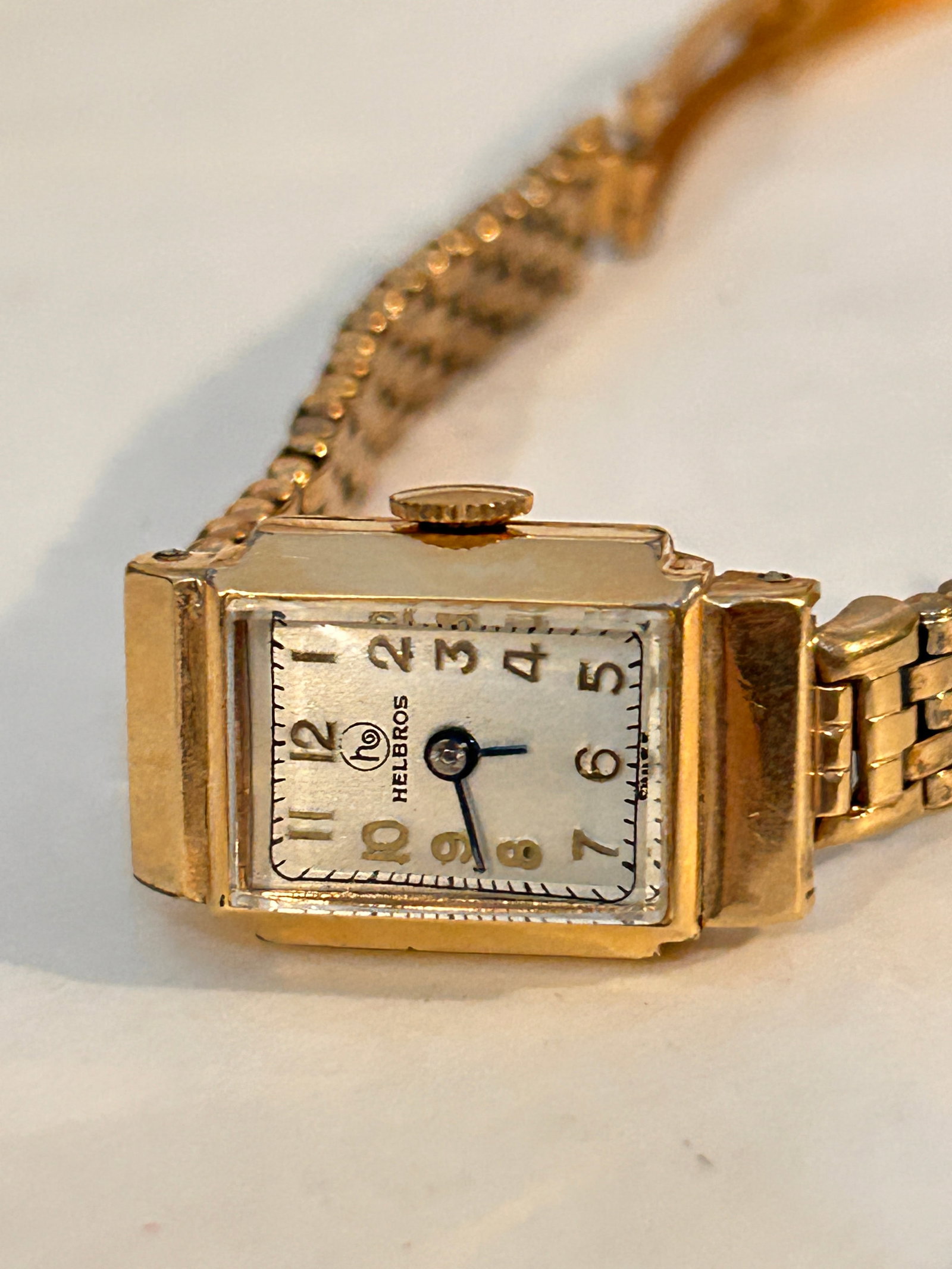 Vintage Helbros 14K Gold filled working watch: Vintage Helbros 14K Gold filled working watch Please view all photos as they are part of the description and condition of this Item, Feel free to contact me with questions or picture requests! Used It