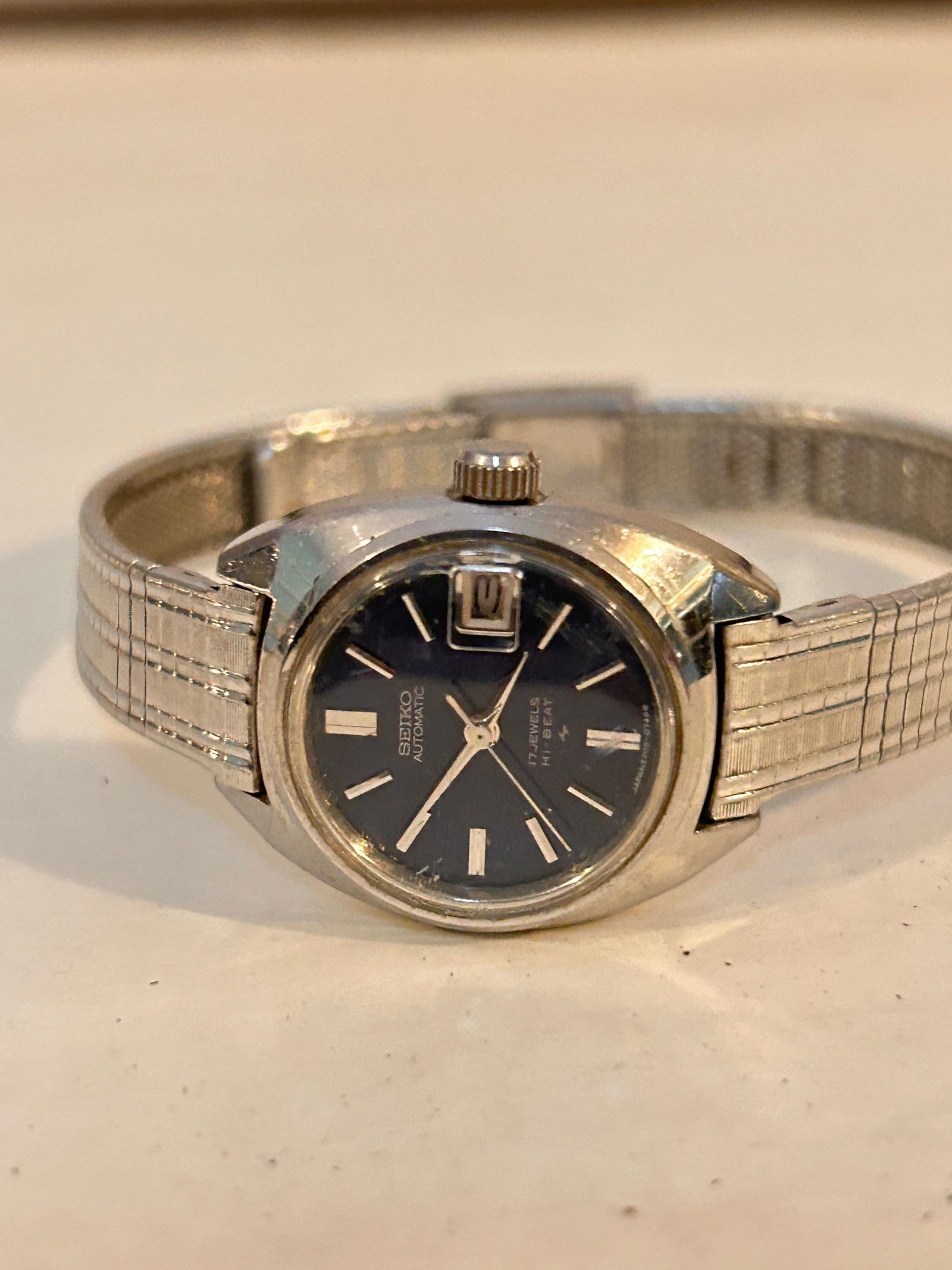 Seiko 17 Jewels Hi Beat Vintage Automatic 2205-0190 working Hi Beat Ladies Watch light scratches: Seiko 17 Jewels Hi Beat Vintage Automatic 2205-0190 working Hi Beat Ladies Watch light scratches Please view all photos as they are part of the description and condition of this Item, Feel free to con