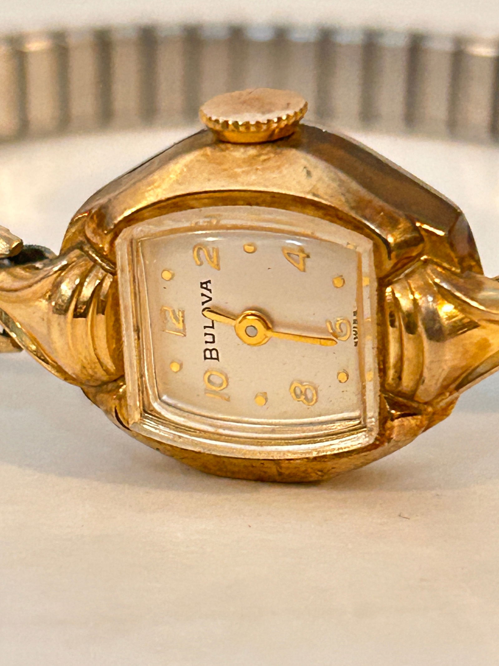 Vintage Bulova L6 1970's Manual Wind working Ladies gold filled Watch: Vintage Bulova L6 1970's Manual Wind working Ladies gold filled Watch Please view all photos as they are part of the description and condition of this Item, Feel free to contact me with questions or p