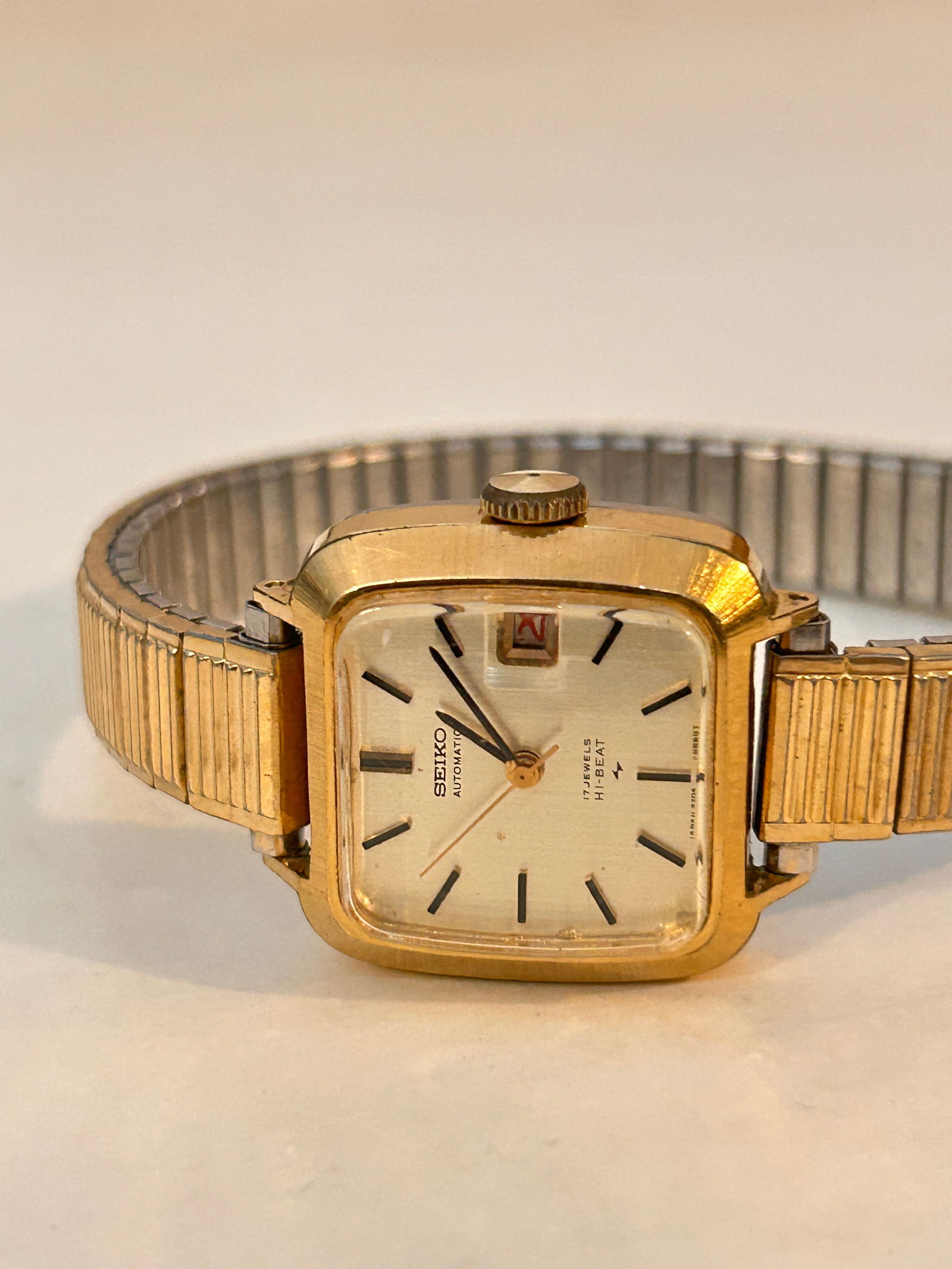 Seiko 17 Jewels Hi Beat Vintage Automatic 2205-3009 working Hi Beat Ladies Watch: Seiko 17 Jewels Hi Beat Vintage Automatic 2205-3009 working Hi Beat Ladies Watch Please view all photos as they are part of the description and condition of this Item, Feel free to contact me with que