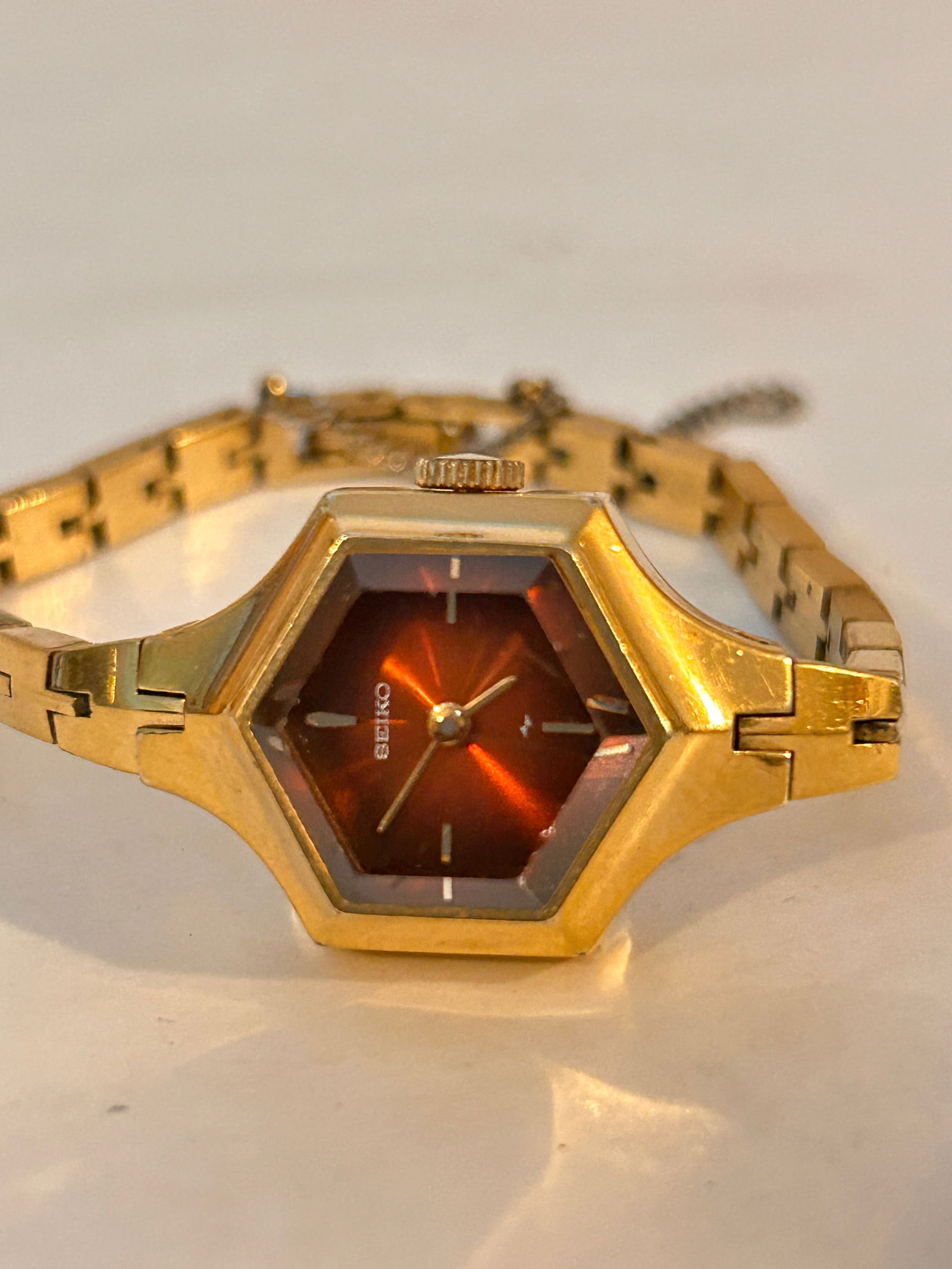 Vtg Seiko Watch working Women Gold Tone Hexagon Red Dial Manual Wind: Vtg Seiko Watch working Women Gold Tone Hexagon Red Dial Manual Wind Please view all photos as they are part of the description and condition of this Item, Feel free to contact me with questions or pi